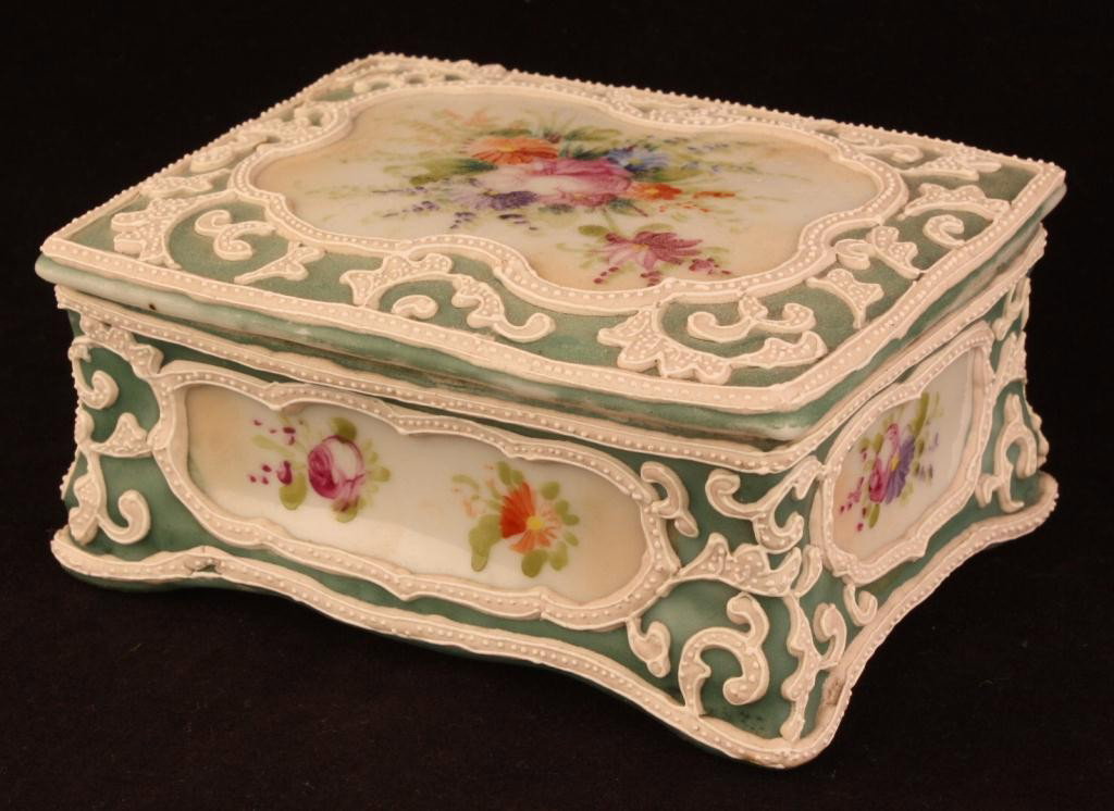 NIPPON Moriage Covered Box: 4.5 x 3.5" Floral window on lid & each side. Unmarked. Excellent condition.