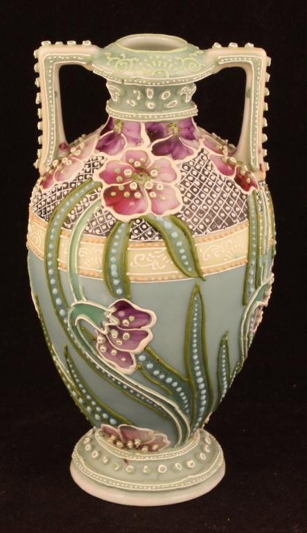 NIPPON Moriage Floral Vase: 5.5". Unmarked. Excellent condition.