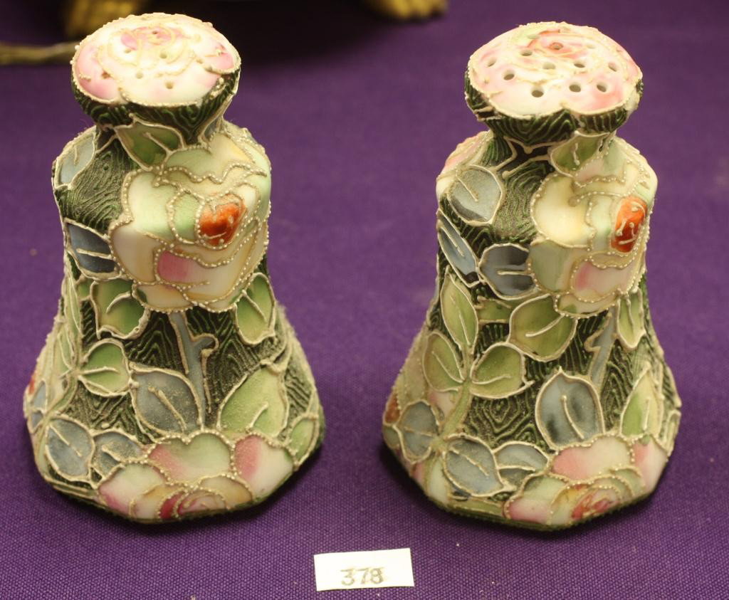NIPPON Moriage Salt and Pepper Shakers: Floral Pattern. Ecellent condition, Cork missing, Unmarked.