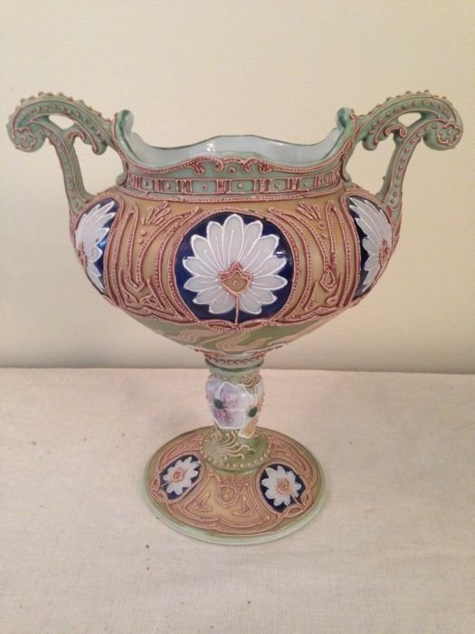 Nippon Moriage Bolted Urn (1 of 2)