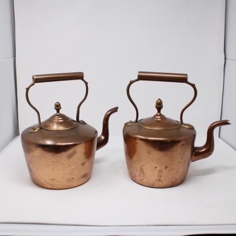 Two British Brass Tea Kettles: Two vintage copper teapots from England, measurement is for one teapot, bidding and weight is for both