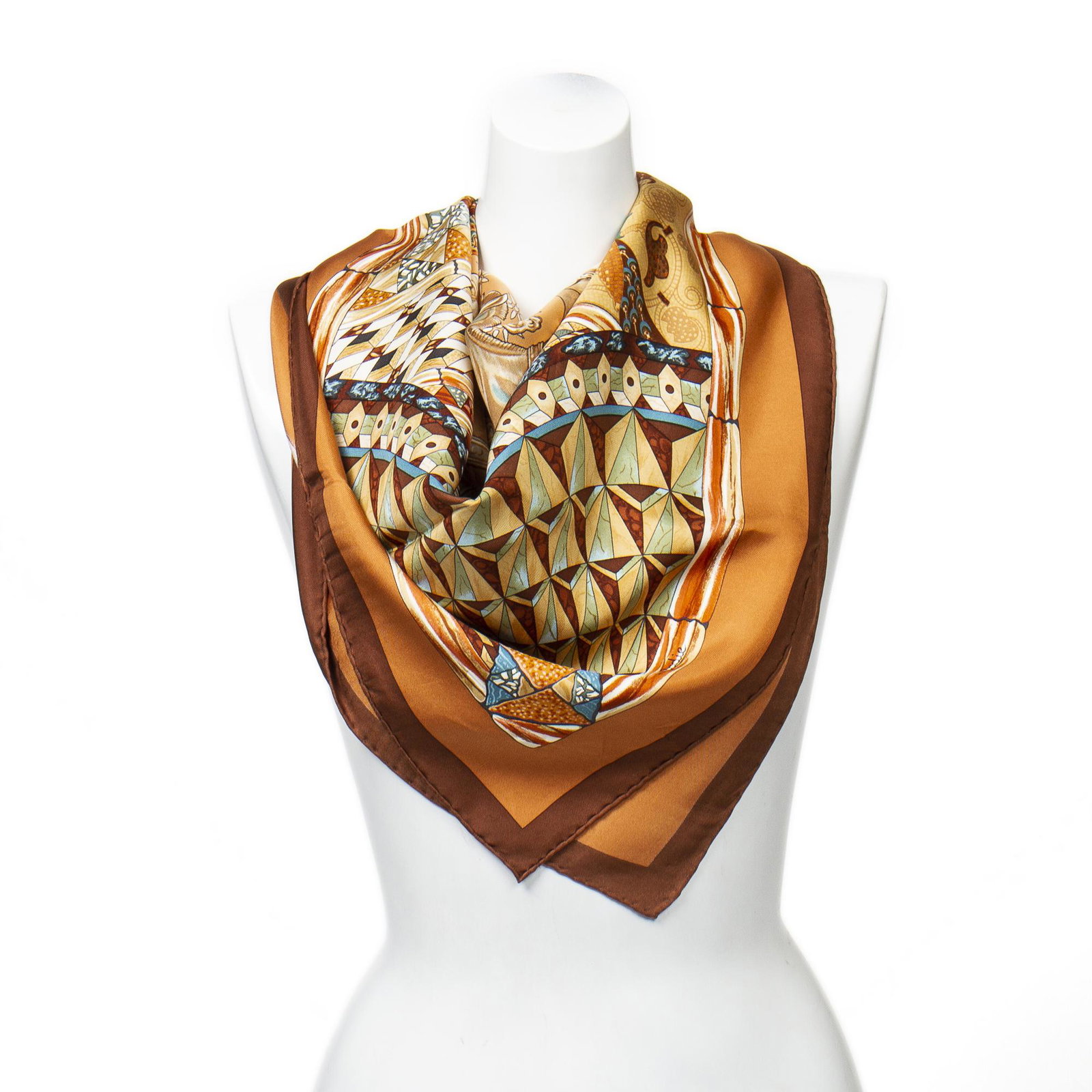 Hermes Scarf "Trophees de Venise" by Julia Abadie: Genuine Pre-Owned Hermes Scarf "Trophees de Venise" by Julia Abadie in Tan/Brown/Blue/Gold 100% Twill Silk in AA condition. Measurements: 90*90cm (Length * Height * Width). This lot includes a certifi