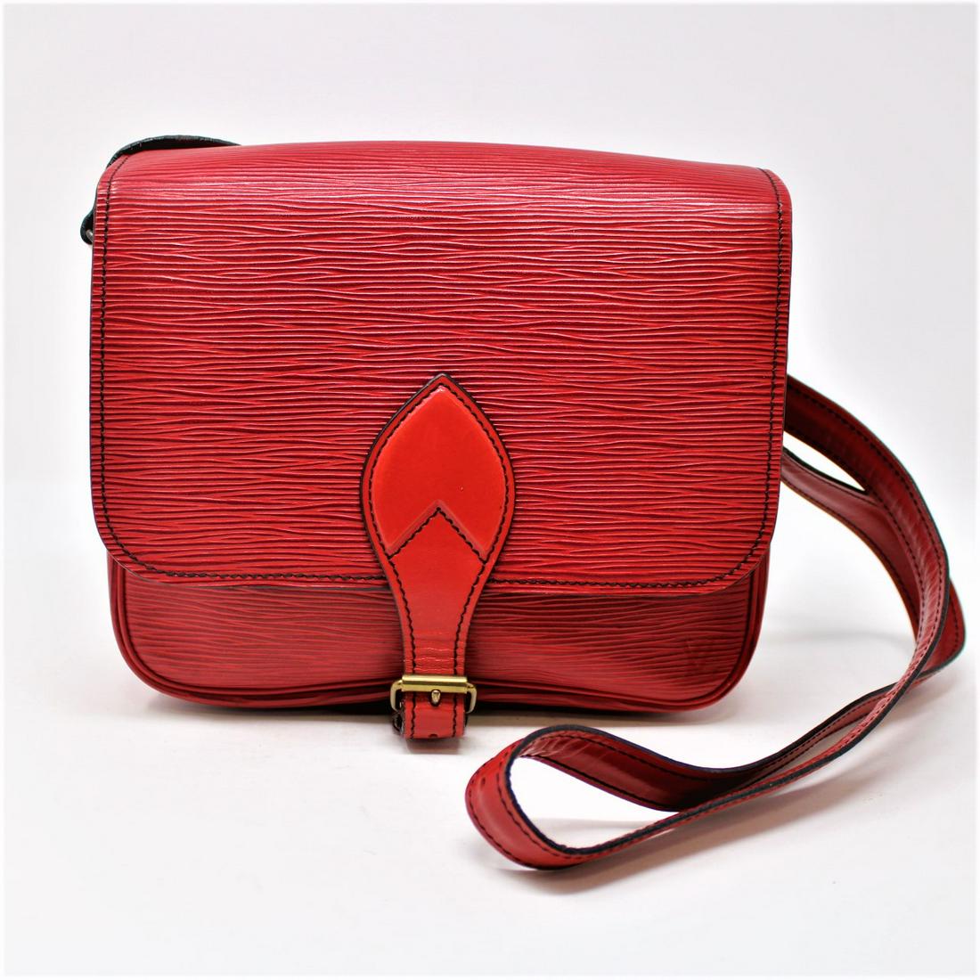 Louis Vuitton Cartouchiere Black Stitching MM in Epi: Genuine Pre-Owned Louis Vuitton Cartouchiere Black Stitching MM in Red Epi in AB condition. Date Code is MI8907. Measurements: 23*18,5*7cm (Length * Height * Width). This lot includes a certificate of