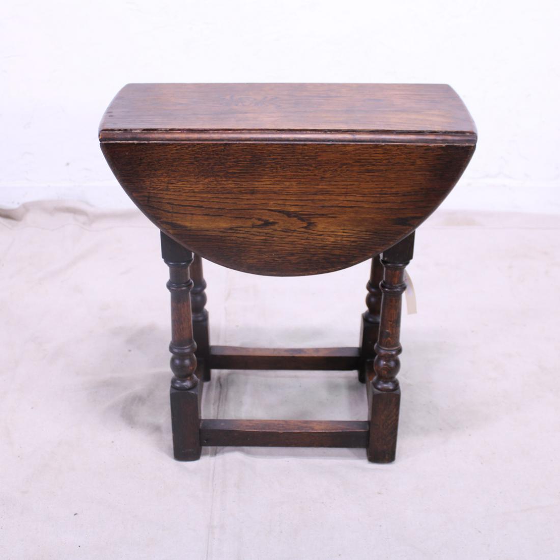 Small British Drop Leaf Table with Turned Legs in Oak (1 of 4)
