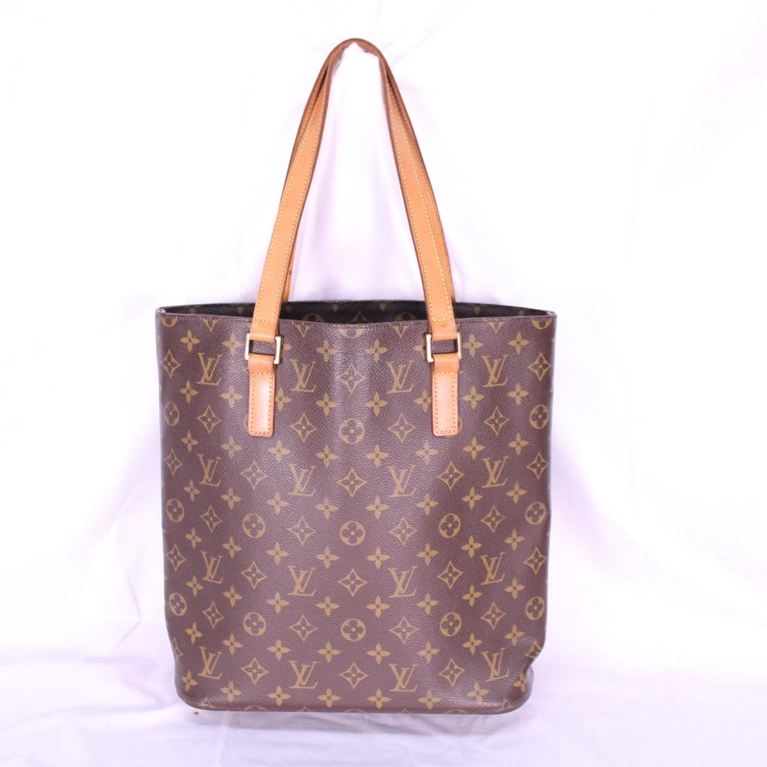 Louis Vuitton Vavin GM in Monogram Canvas: Genuine Pre-Owned Louis Vuitton Vavin GM in Brown Monogram Canvas in AB condition. Date Code is SD0052. Measurements: 33*30*10cm (Length * Height * Width). This lot includes a certificate of authentic