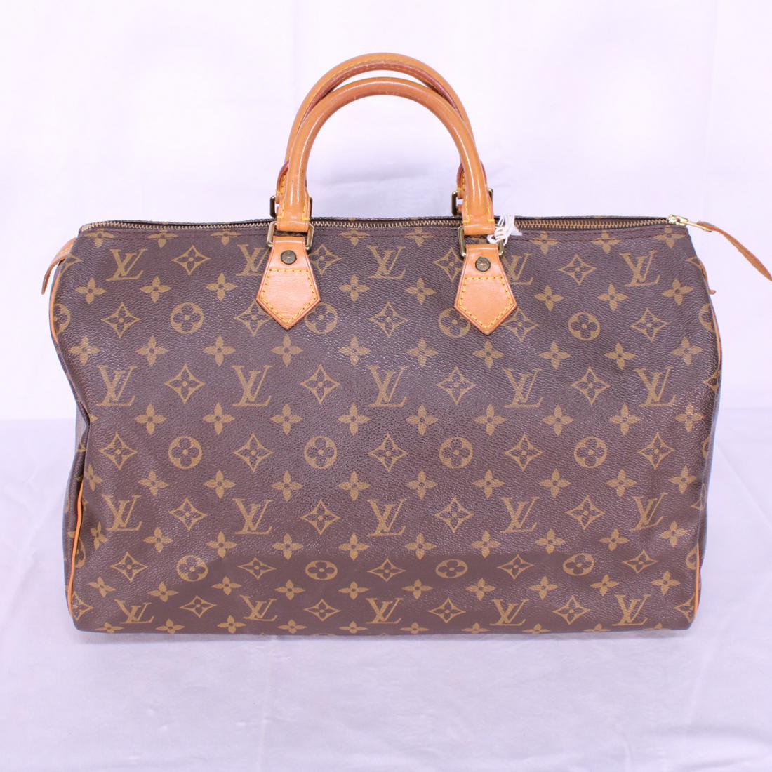 Louis Vuitton Speedy 40 in Monogram Canvas: Genuine Pre-Owned Louis Vuitton Speedy 40 in Brown Monogram Canvas in AB condition. Date Code is SP0917. Includes Cadena, Keys. Measurements: 40*24*19cm (Length * Height * Width). This lot includes a
