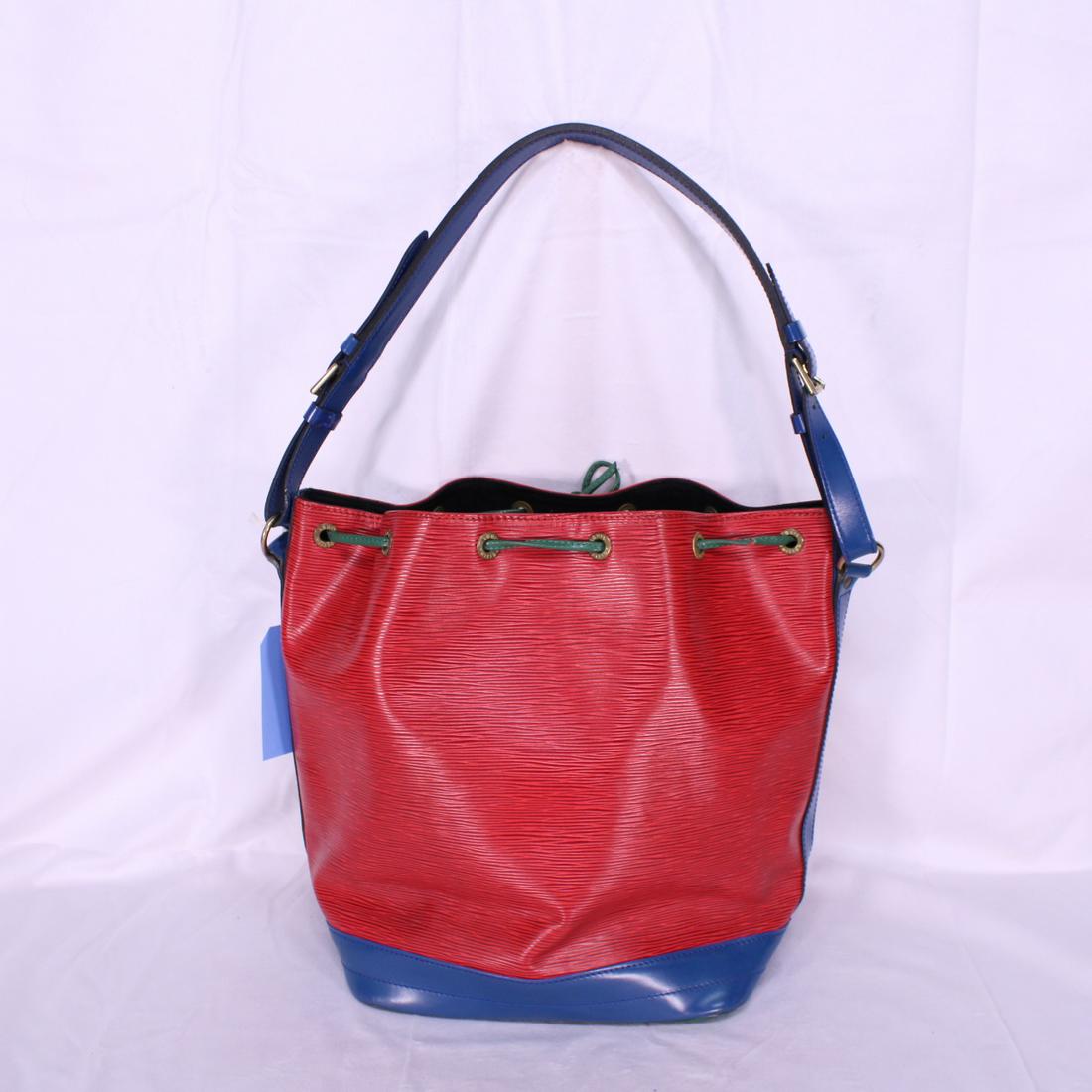 Louis Vuitton Noe Tricolor GM in Epi: Genuine Pre-Owned Louis Vuitton Noe Tricolor GM in Red/Blue/Green Epi in AB condition. Date Code is VI1912. Measurements: 27*34*16cm (Length * Height * Width). This lot includes a certificate of authe