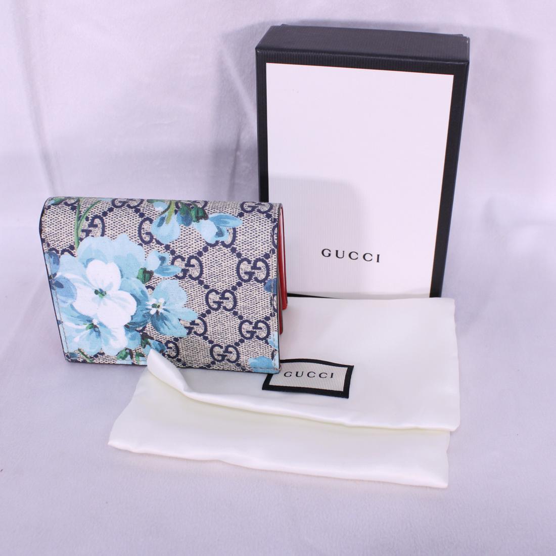 Gucci Blue Floral Coin Zip in Supreme Coated Canvas: Genuine Pre-Owned Gucci Blue Floral Coin Zip in Beige/Blue Supreme Coated Canvas in N condition. Date Code is 546372/2149. Includes Box, Dustbag. Measurements: 11*8*3cm (Length * Height * Width). This