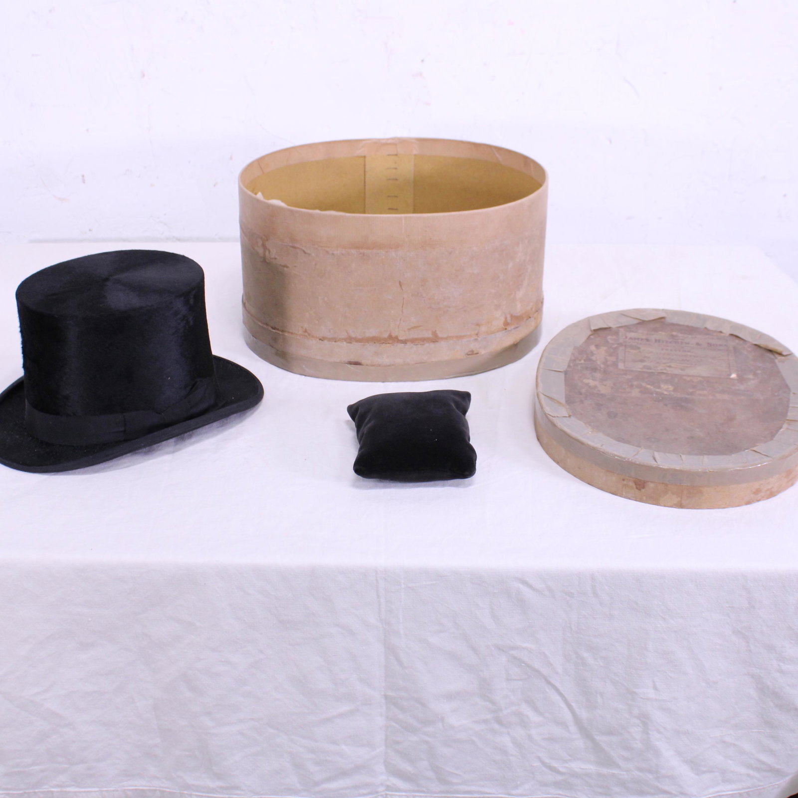British Top Hat in Oval Case - Ross Brothers: British Top Hat in Oval Case - Ross Brothers - 9 in tall x 15 x 12