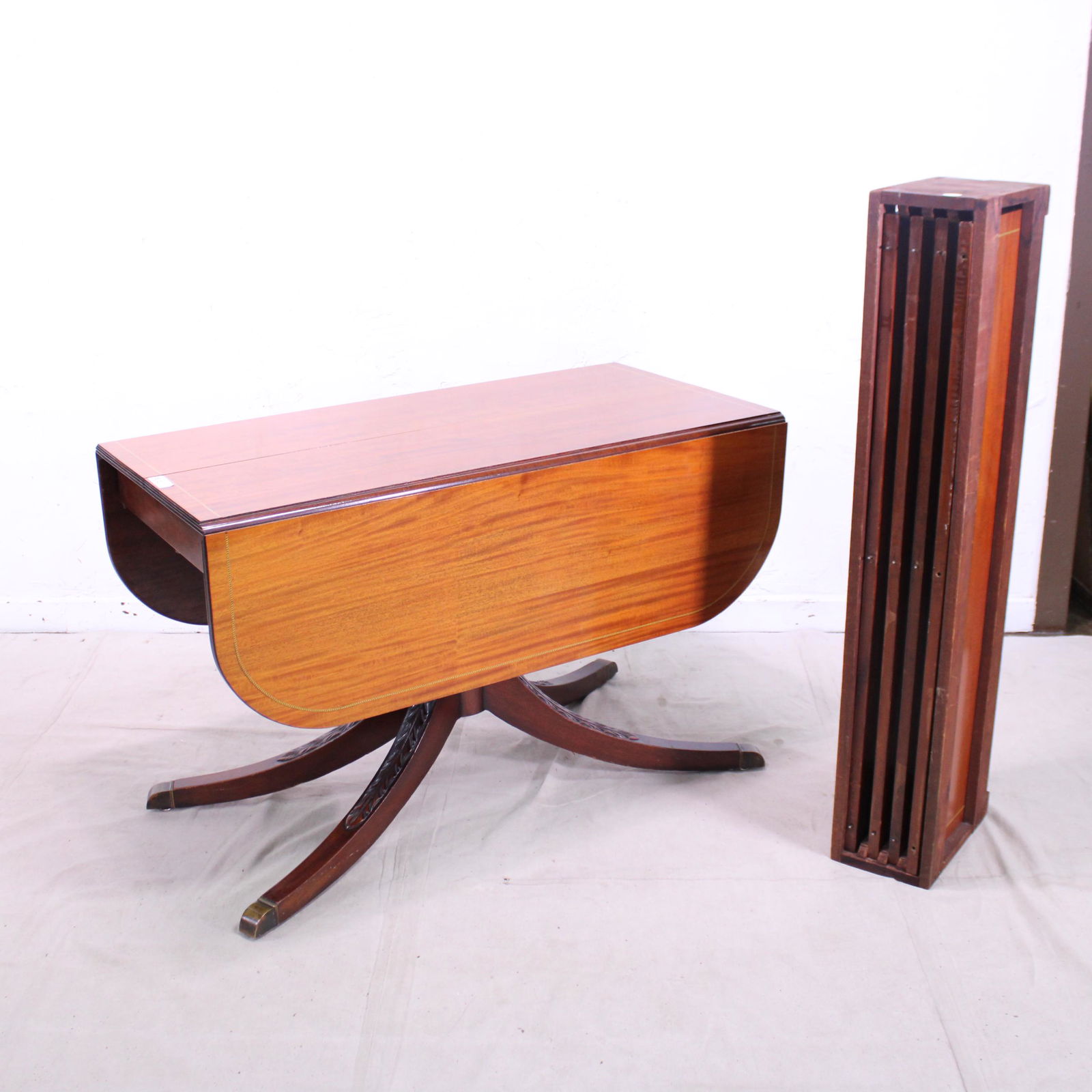 Duncan Phyfe Style Drop Leaf Table + 4 leaves: Duncan Phyfe Style Drop Leaf Table + 4 leaves - 30 in tall x 45 in long when opened ( has 4 11 in leaves) x 24