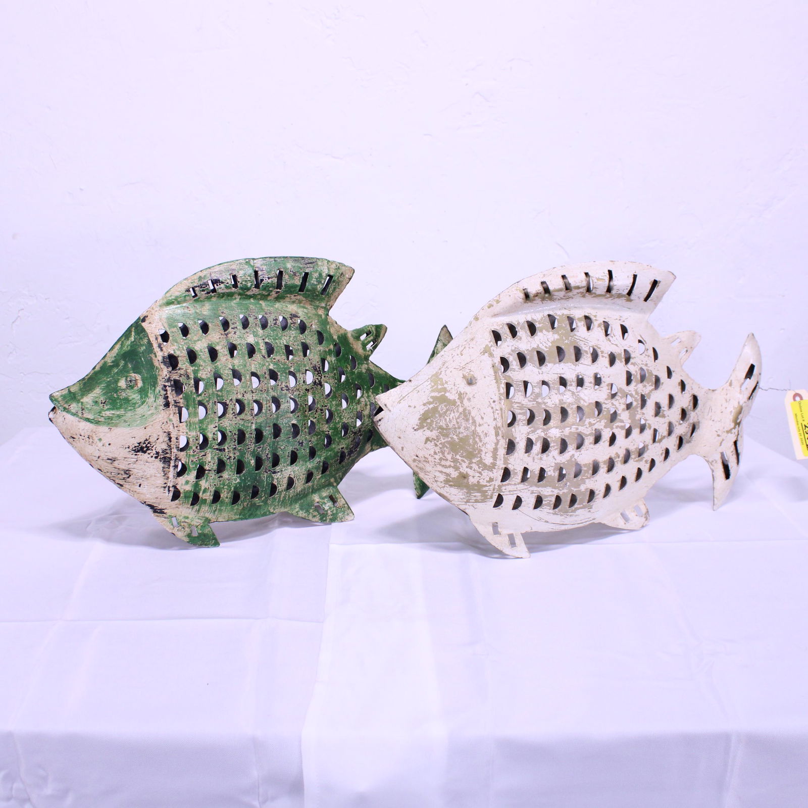 2 Small Metal Painted Fish - 1 Green, 1 White (1 of 4)