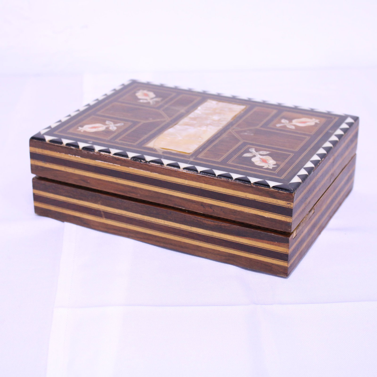 Flip Open Chess Set: Flip Open Chess Set - incomplete - 4 in x 10 x 8
