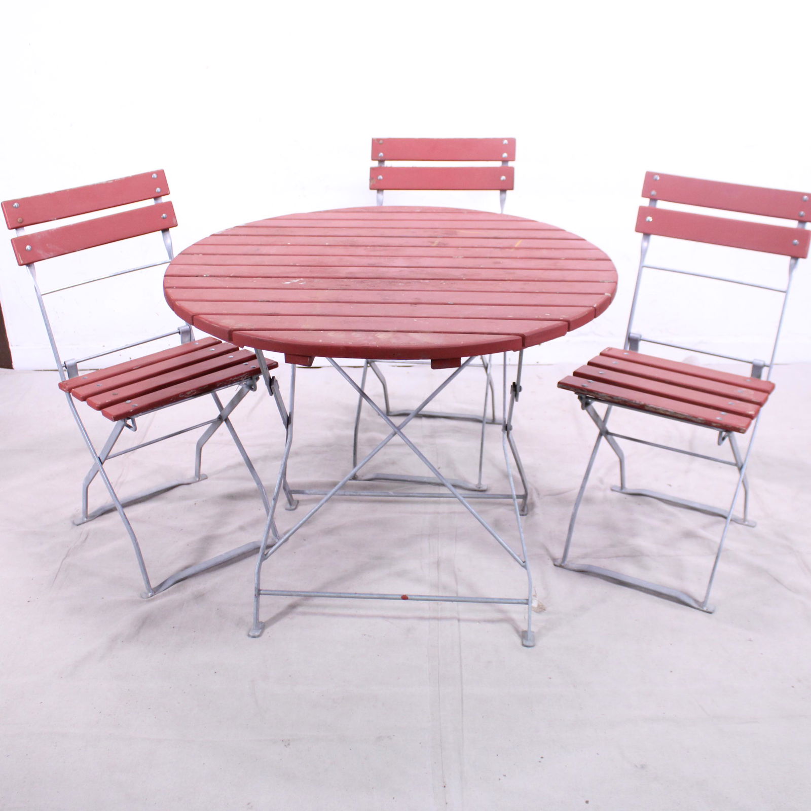 Red Slated Round Folding Garden Table & 3 Chairs (1 of 5)