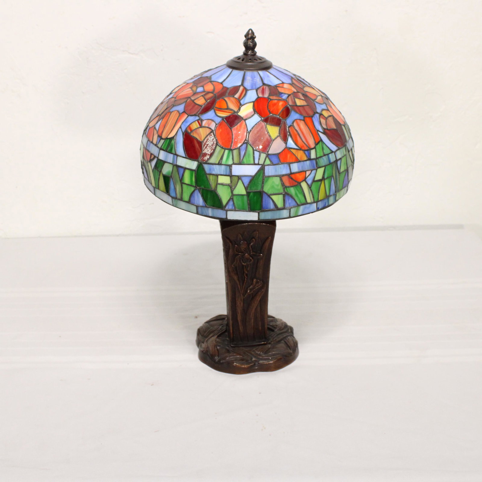 Modern Stained Glass Table Lamp - Tulip Pattern (1 of 3)