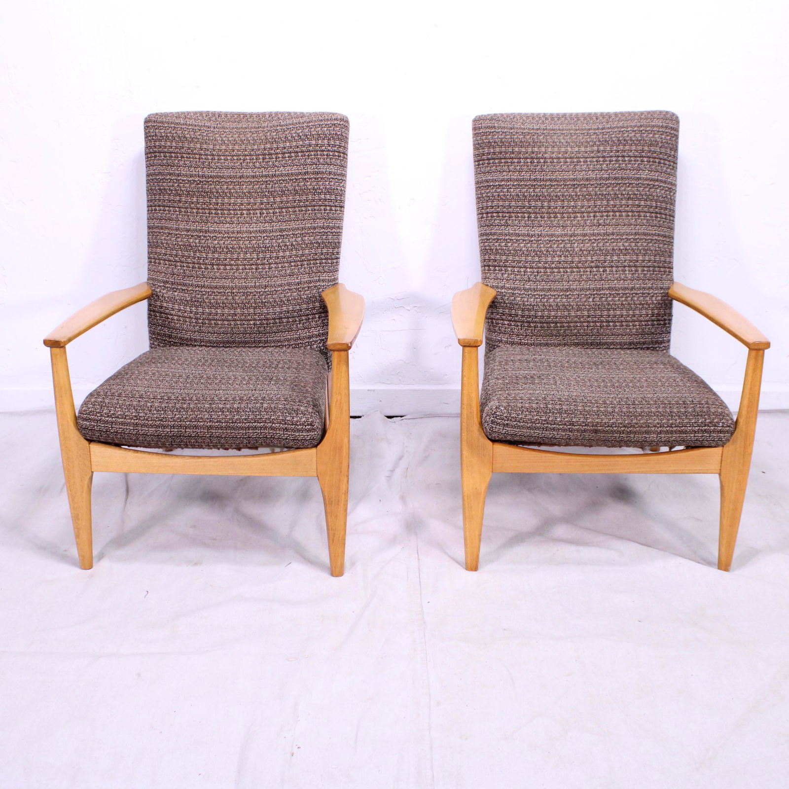 Pair of Mid Century Modern Lounge Chairs (1 of 8)