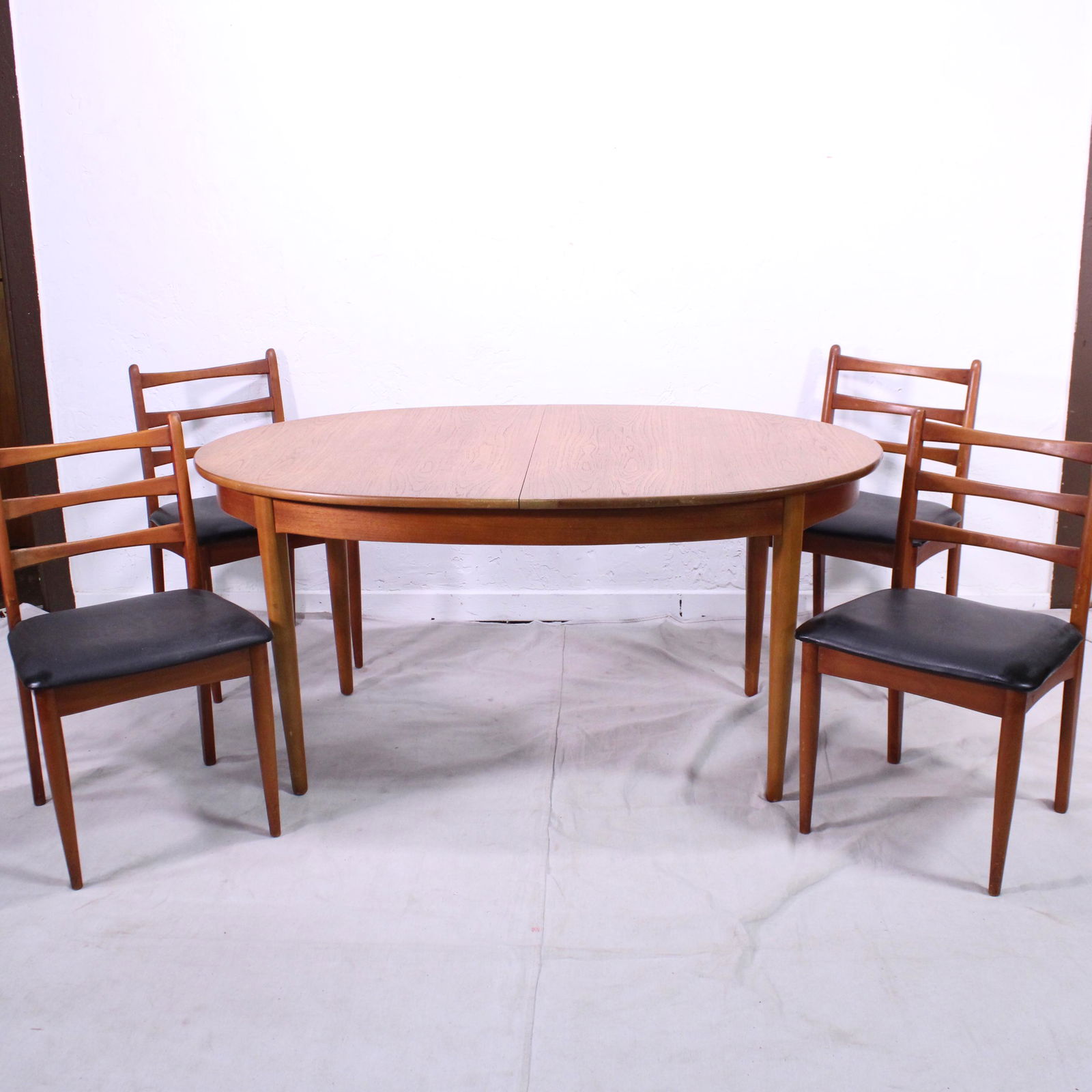 Oval Mid Century Modern Dining Table & 4 Chairs (1 of 10)