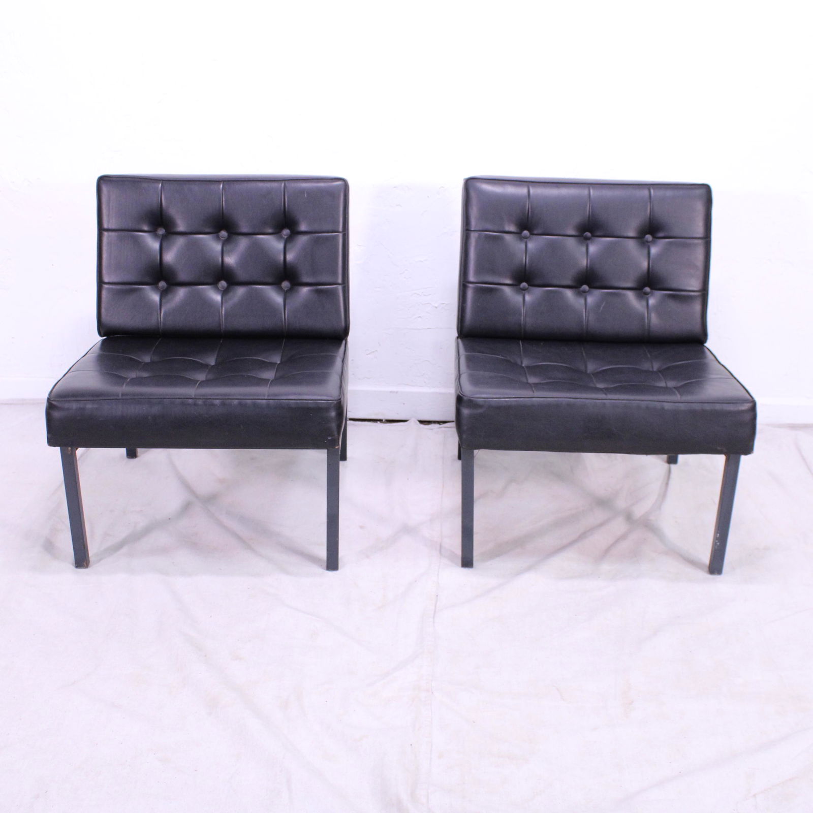 Pair of Black Mid Century Modern Lounge Chairs (1 of 8)