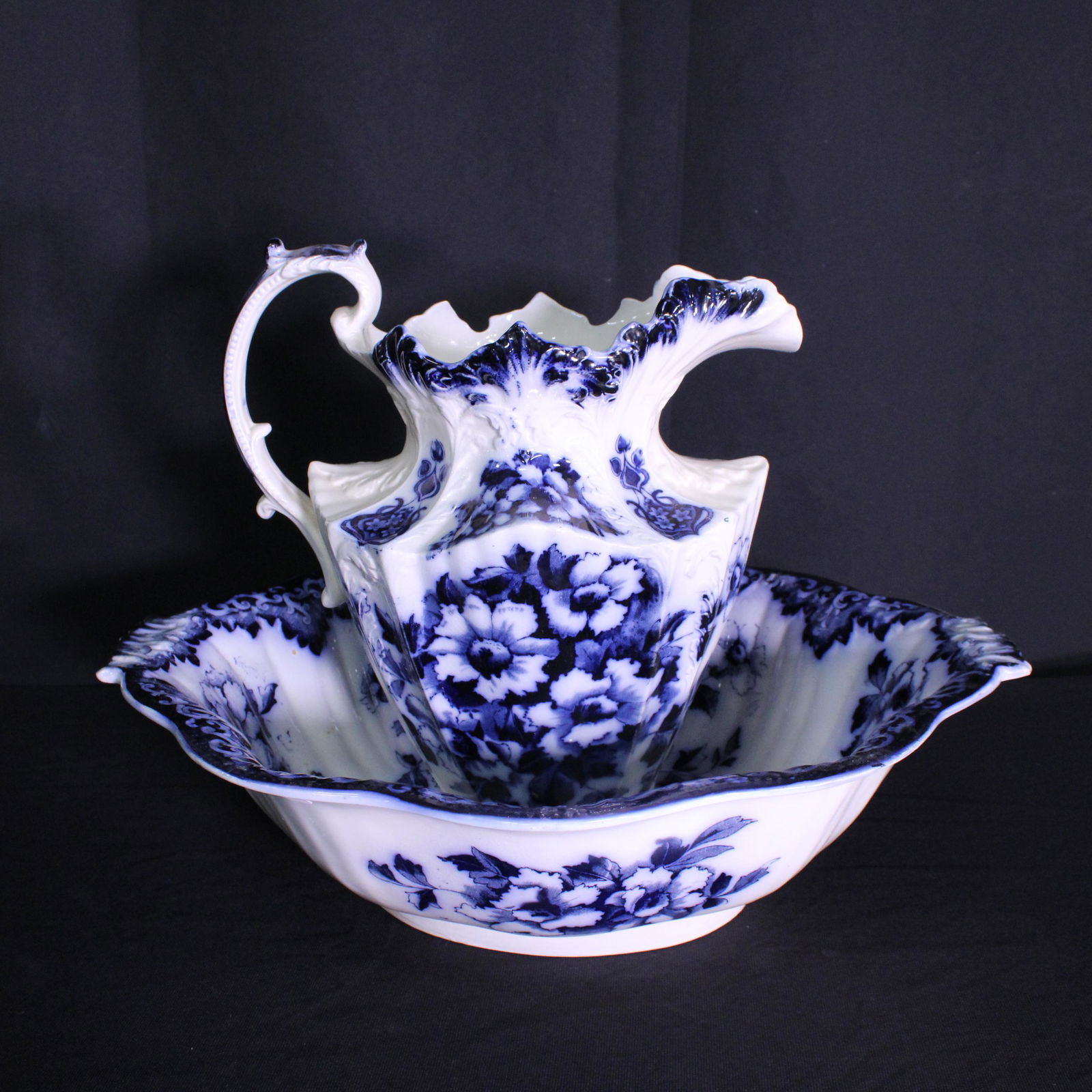 Flow Blue Pitcher and Bowl - Marked "Queen": Flow Blue Pitcher and Bowl - Marked "Queen" - 6 in tall x 20 x 10 & 13 in tall x 12 x 8