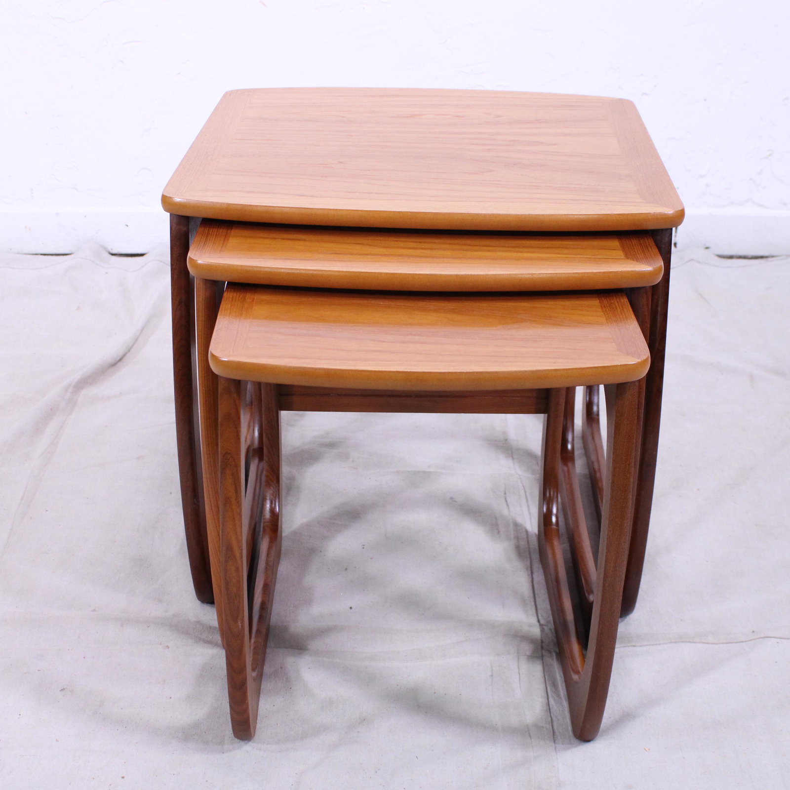Mid Century Modern Nest of Tables By Nathan: Mid Century Modern Nest of Tables By Nathan - 21 in tall x 22 x 20