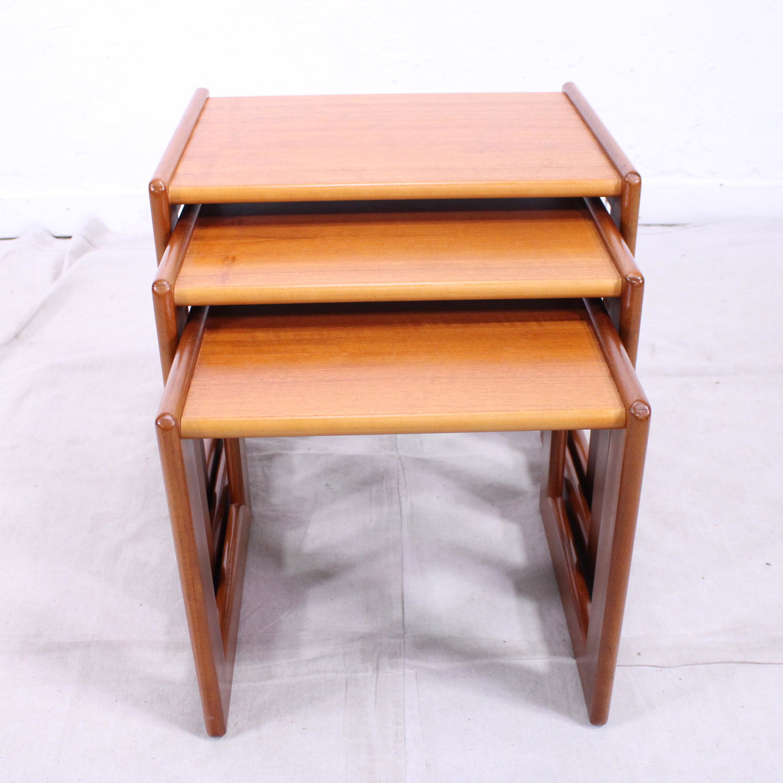 Mid Century Modern Nest of Tables: Mid Century Modern Nest of Tables - 19 in tall x 20 x 15 -