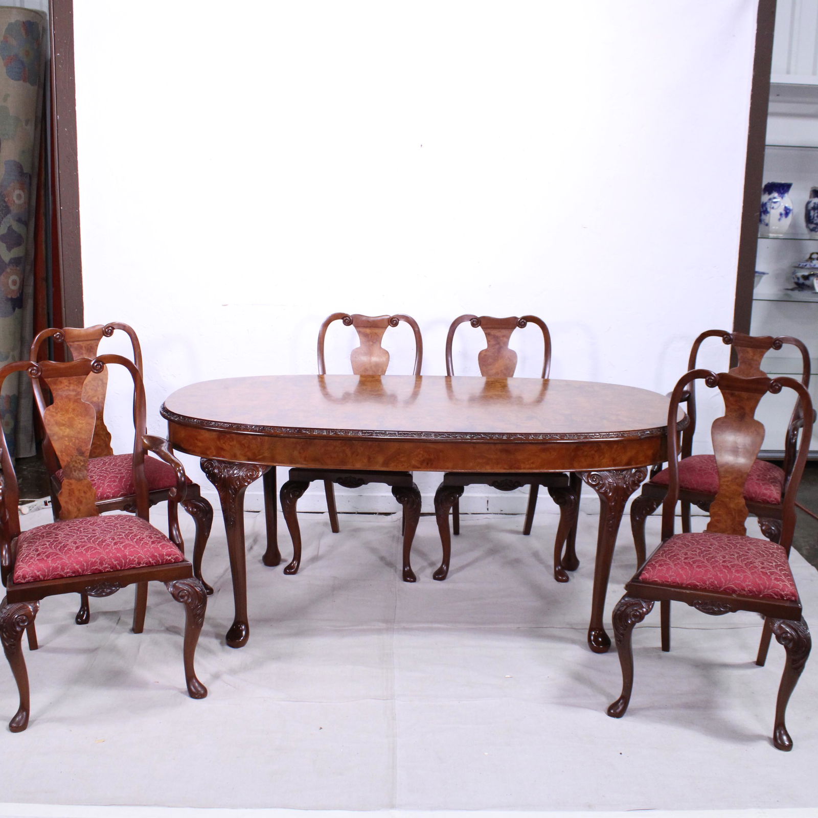 Burled Walnut Queen Anne Dining Table & 6 Chairs: Burled Walnut Queen Anne Dining Table & 6 Chairs - Table is 31 in tall x 73 x 37 - Chairs are 39 in tall x 22 x 19 - Matches Lot 64