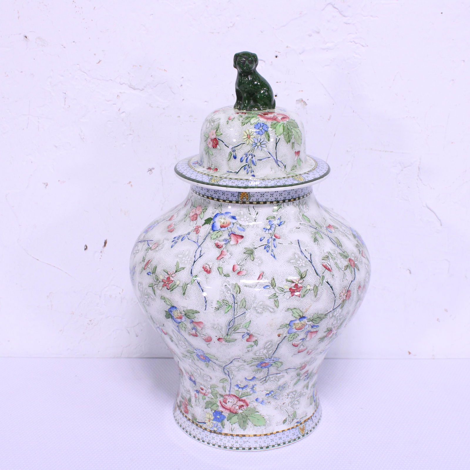 Large Urn "Rossetta" pattern with statue of a dog on: Large Urn "Rossetta" pattern with statue of a dog on the lid - 18 in tall