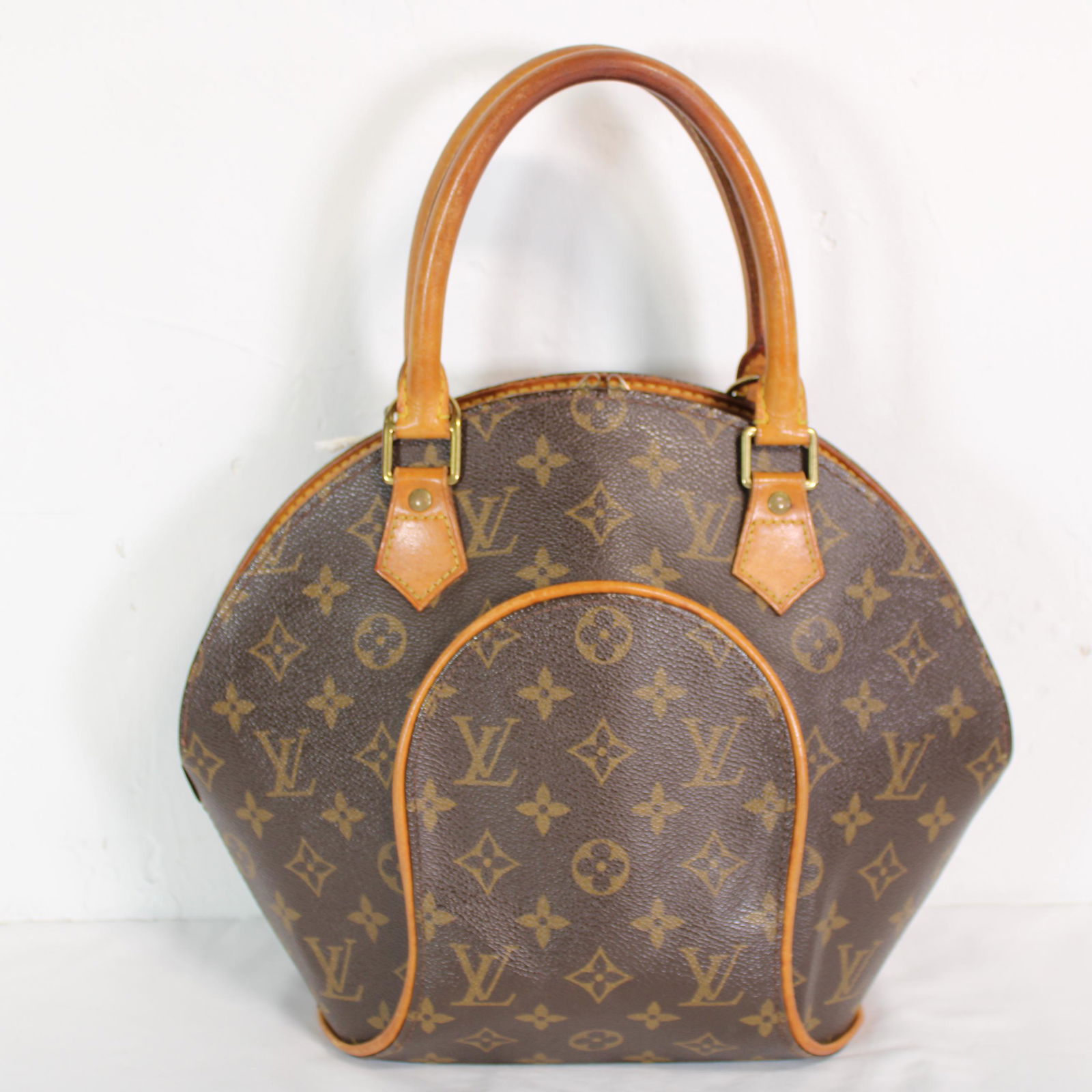 Louis Vuitton Ellipse PM in Monogram Canvas: Genuine Pre-Owned Louis Vuitton Ellipse PM in Brown Monogram Canvas in B condition. Date Code is MI0948. Measurements: 20*26*12cm (Length * Height * Width). This lot includes a certificate of authenti