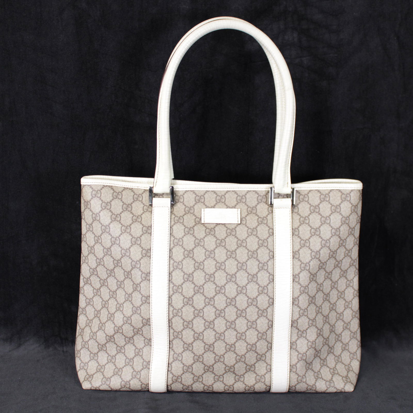 Gucci Large Tote in Supreme Coated Canvas: Genuine Pre-Owned Gucci Large Tote in Beige Supreme Coated Canvas in A condition. Date Code is 114288-204991 This lot includes Dustbag. Measurements: 40*32*13cm (Length * Height * Width). This lot in