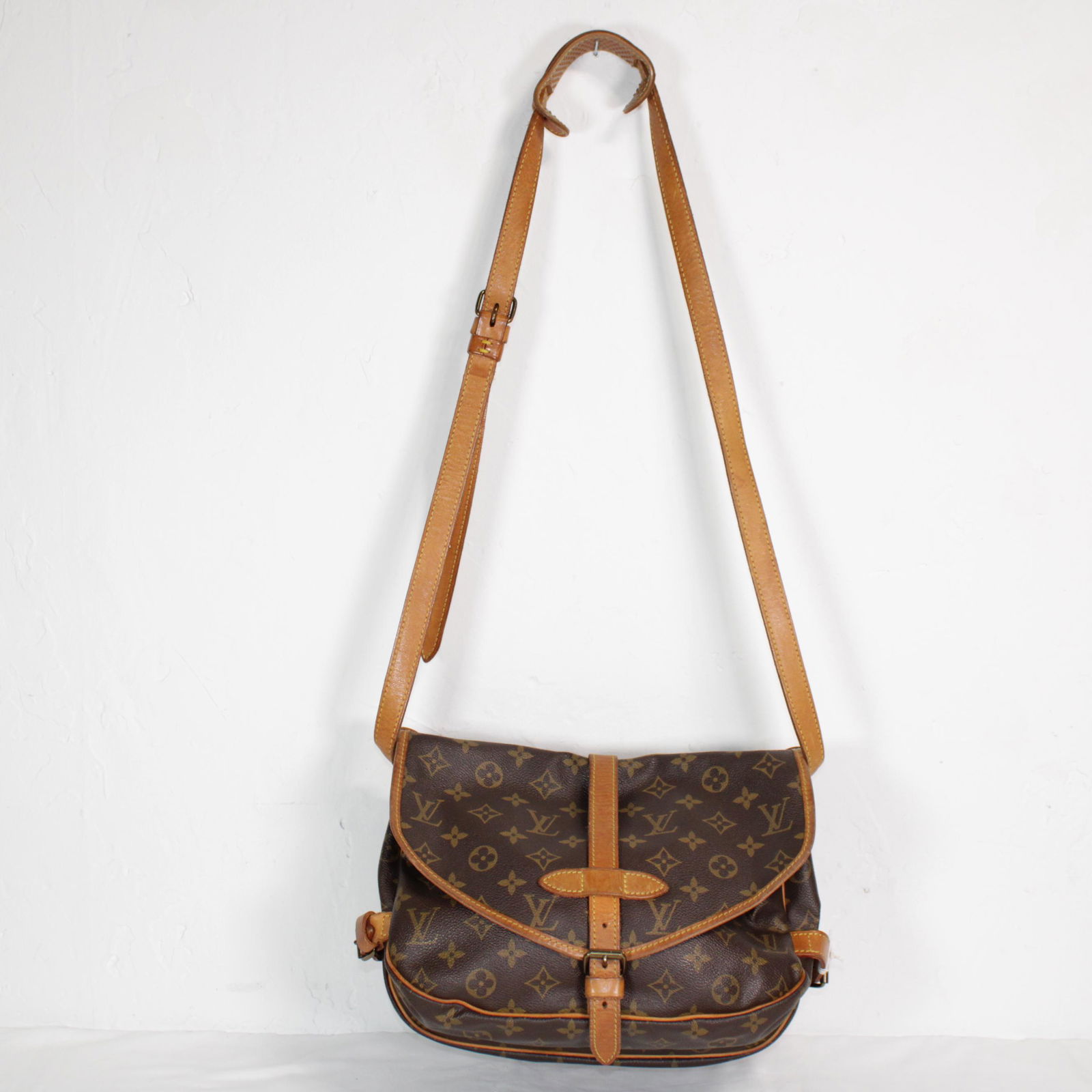 Louis Vuitton Saumur 25 in Monogram Canvas: Genuine Pre-Owned Louis Vuitton Saumur 25 in Brown Monogram Canvas in AB condition. Date Code is AR8909. Measurements: 25*21*7cm (Length * Height * Width). This lot includes a certificate of authentic