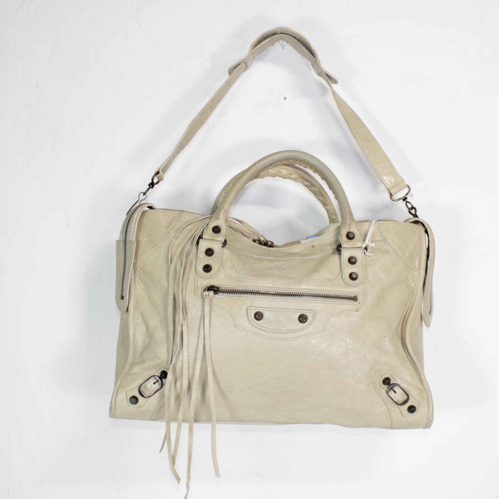 Balenciaga City in Smooth Leather: Genuine Pre-Owned Balenciaga City in Beige Smooth Leather in AB condition. Date Code is 115748-3444 This lot includes Strap, Mirror. Measurements: 38*22*10cm (Length * Height * Width). This lot includ