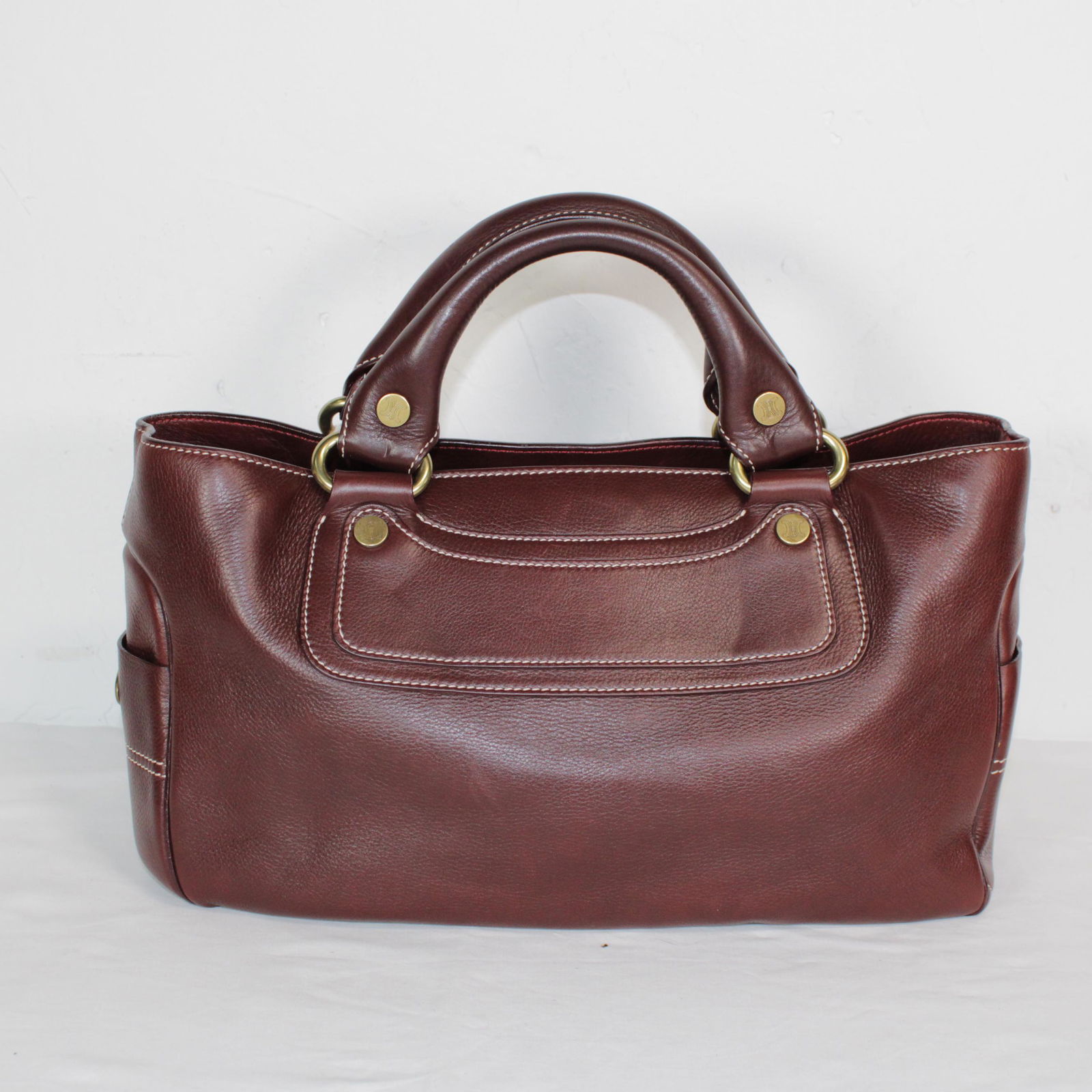 Celine Boogie in Smooth Leather: Genuine Pre-Owned Celine Boogie in Purple Smooth Leather in A condition. Date Code is CE00/24. Measurements: 30*18*13cm (Length * Height * Width). This lot includes a certificate of authenticity.