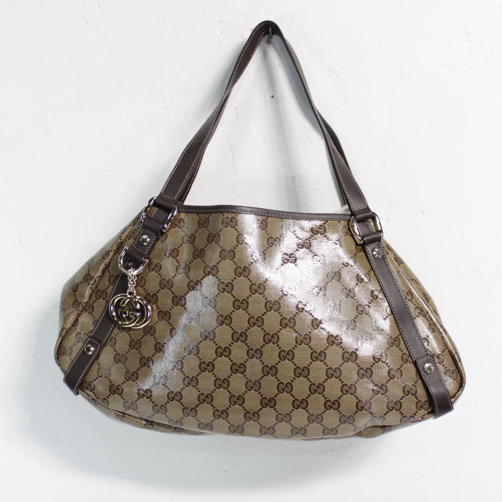Gucci Abbey Hobo Diagonal Line in Crystal Coated Canvas: Genuine Pre-Owned Gucci Abbey Hobo Diagonal Line in Beige/Dark Brown Crystal Coated Canvas in AA condition. Date Code is 130736-502752 This lot includes Dustbag, Booklet. Measurements: 40*25*10cm (Len