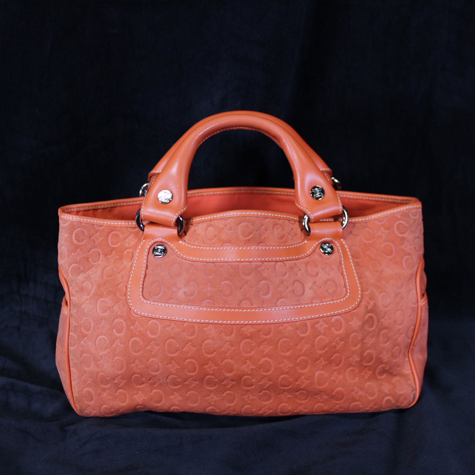 Celine Boogie in Monogram Embossed Suede Leather: Genuine Pre-Owned Celine Boogie in Orange Monogram Embossed Suede Leather in AB condition. Date Code is CE00/16. Measurements: 31*19*12,5cm (Length * Height * Width). This lot includes a certificate o