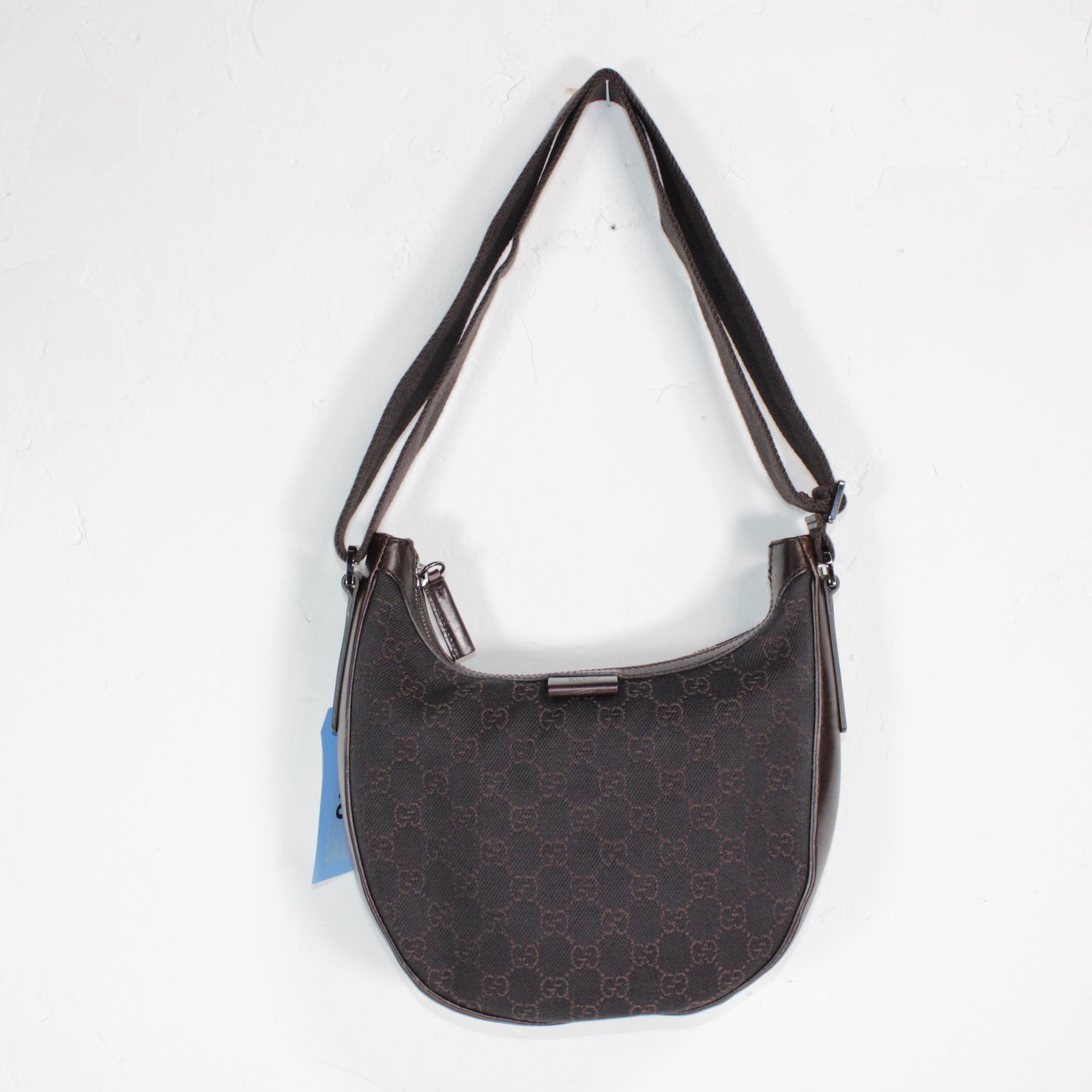 Gucci Vintage Crossbody in Monogrammed Canvas: Genuine Pre-Owned Gucci Vintage Crossbody in Black Monogrammed Canvas in A condition. Date Code is 101682-002058. Measurements: 20*20*7cm (Length * Height * Width). This lot includes a certificate of 