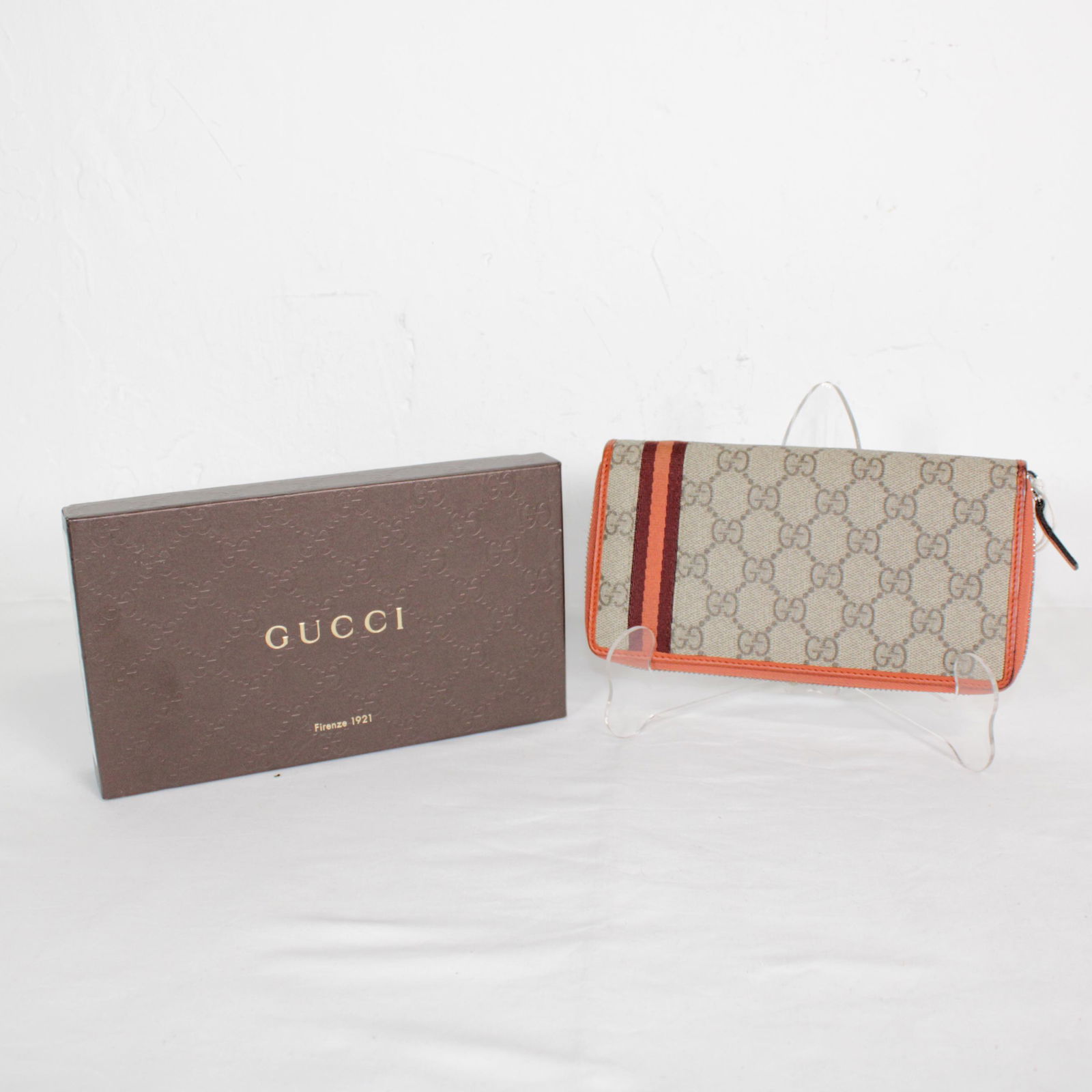 Gucci Round Zipper Long Wallet in Supreme Coated Canvas: Genuine Pre-Owned Gucci Round Zipper Long Wallet in Beige/Orange/Dark Red Supreme Coated Canvas in AB condition. Date Code is 308009-4276 This lot includes Box. Measurements: 19*10*3cm (Length * Heig