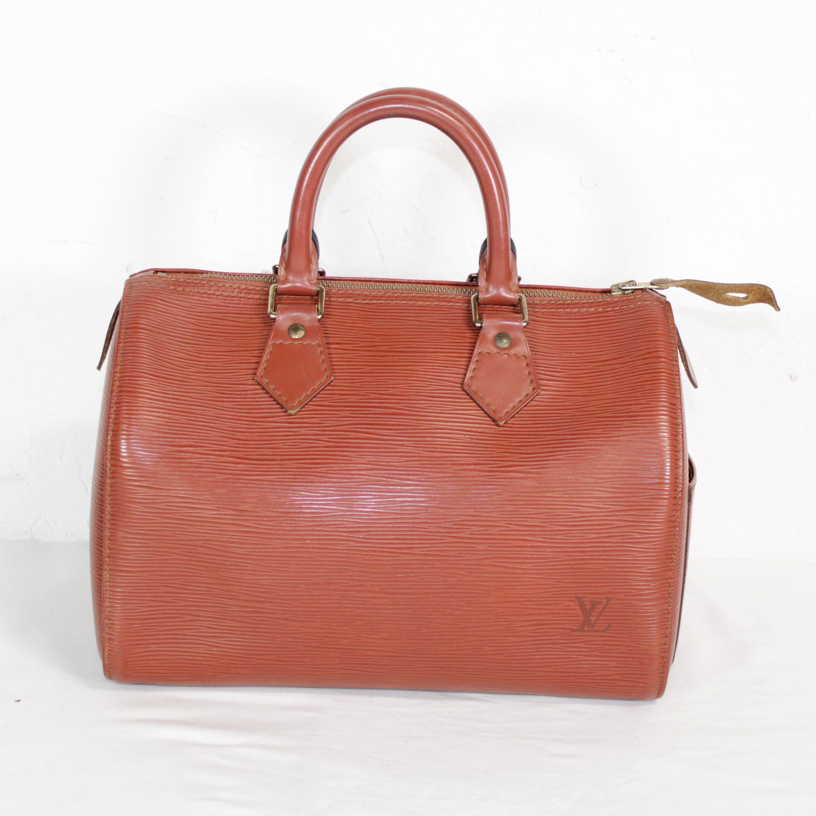 Louis Vuitton Speedy 25 in Tan Leather Epi: Genuine Pre-Owned Louis Vuitton Speedy 25 in Tan Epi in AB condition. Date Code is SP1945. Measurements: 27*19*15cm (Length * Height * Width). This lot includes a certificate of authenticity.
