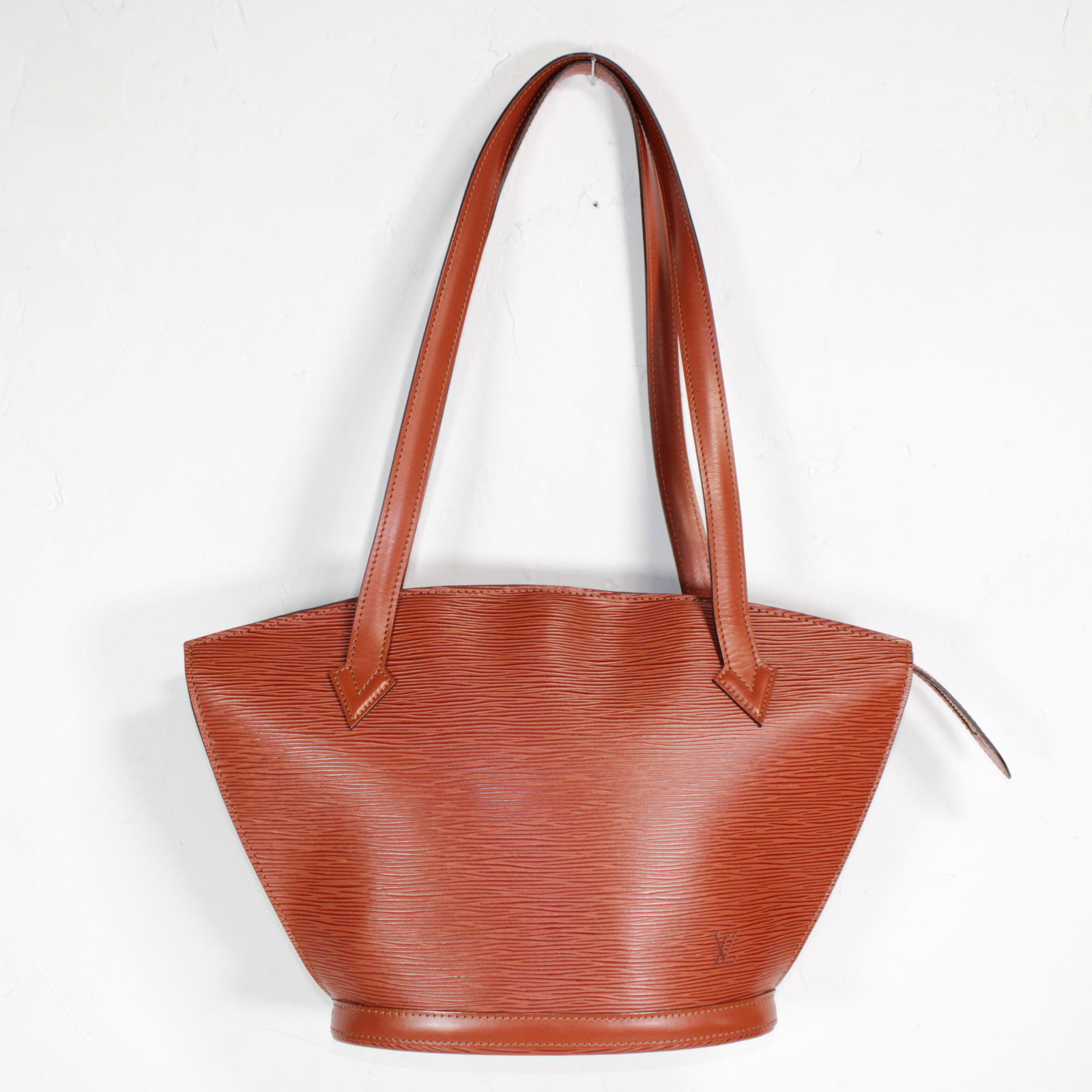 Louis Vuitton St-Jacques Long Straps PM in Tan Leather: Genuine Pre-Owned Louis Vuitton St-Jacques Long Straps PM in Tan Epi in AA condition. Date Code is VI0926. Measurements: 23*24*10cm (Length * Height * Width). This lot includes a certificate of authen