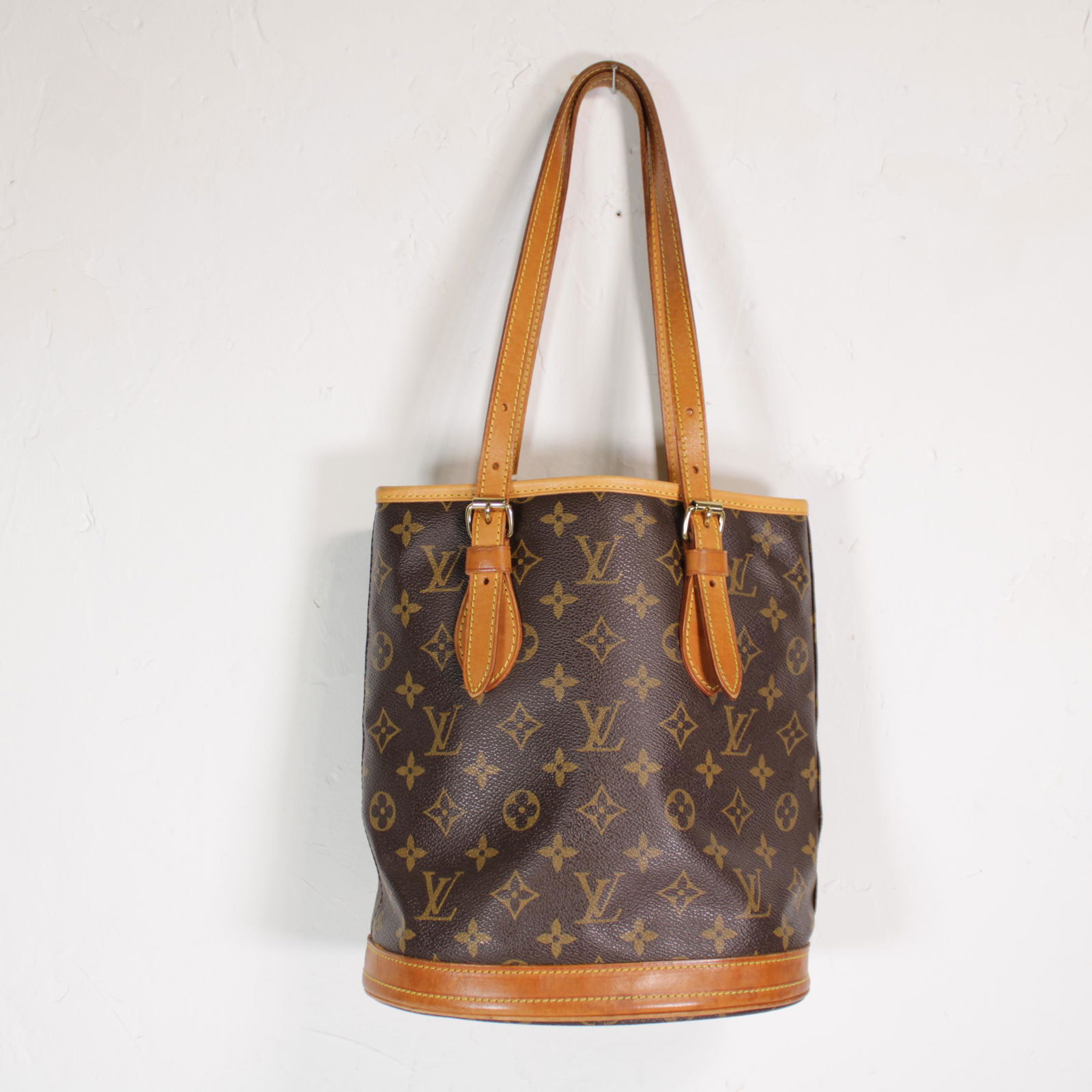 Louis Vuitton Bucket PM in Monogram Canvas: Genuine Pre-Owned Louis Vuitton Bucket PM in Brown Monogram Canvas in AB condition. Date Code is DK1100. Measurements: 23*25*16cm (Length * Height * Width). This lot includes a certificate of authenti