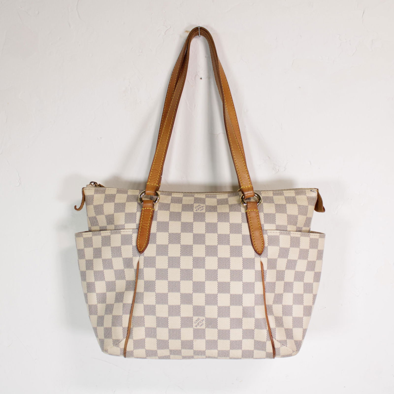 Louis Vuitton Totally PM in Damier Azur: Genuine Pre-Owned Louis Vuitton Totally PM in Ivory Damier Azur in AB condition. Date Code is FL3059. Measurements: 26*24*11cm (Length * Height * Width). This lot includes a certificate of authenticit