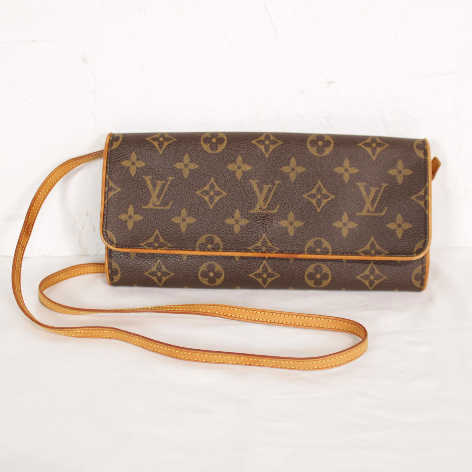 Louis Vuitton Twin GM in Monogram Canvas: Genuine Pre-Owned Louis Vuitton Twin GM in Brown Monogram Canvas in AB condition. Date Code is FL1001. Measurements: 25*11,5*3cm (Length * Height * Width). This lot includes a certificate of authentic