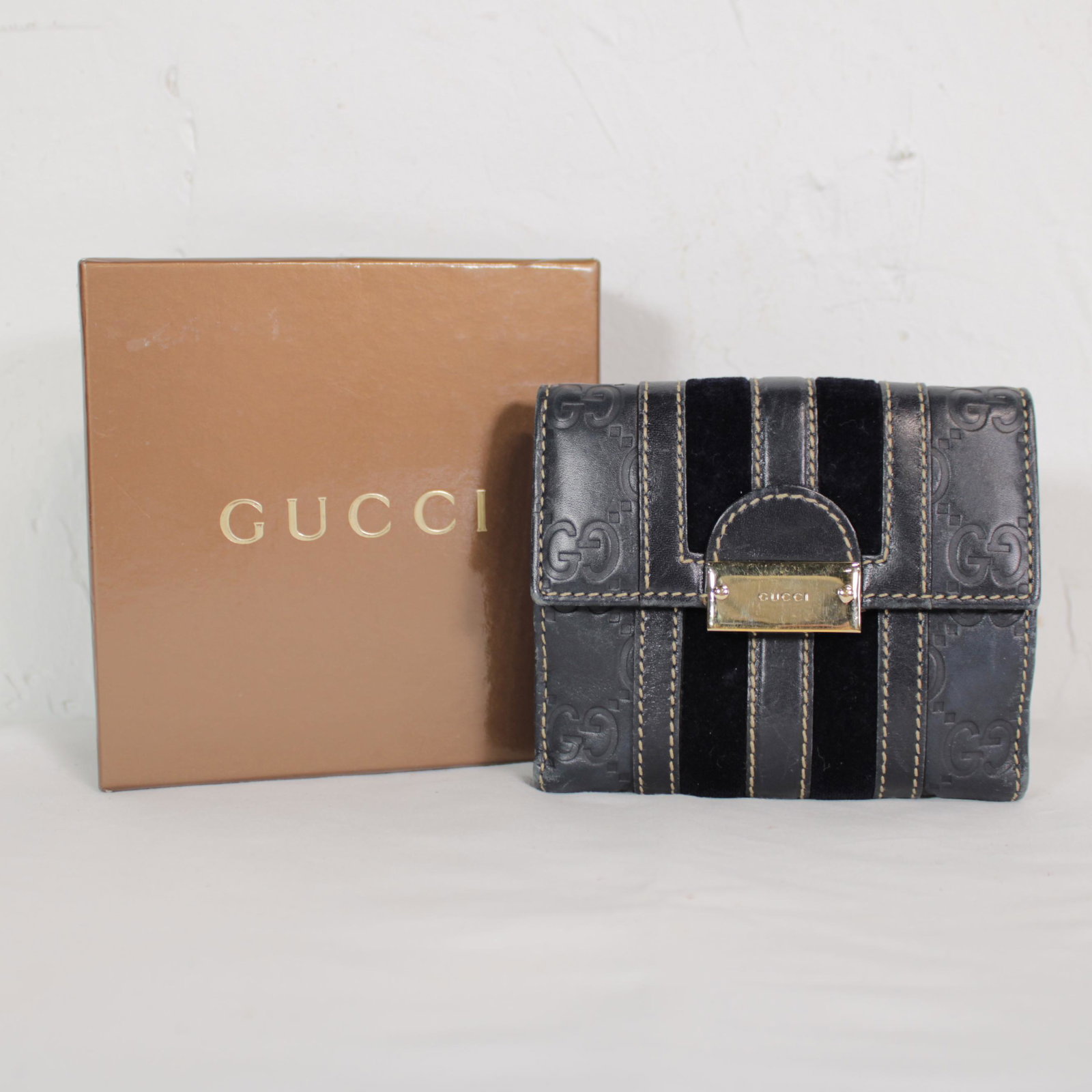 Gucci Small Bifold Flap in Guccisima Leather: Genuine Pre-Owned Gucci Small Bifold Flap in Charcoal Gray Guccisima Leather in AB condition. Date Code is 150672/2067 This lot includes Box. Measurements: 10*9*2,5cm (Length * Height * Width). This l