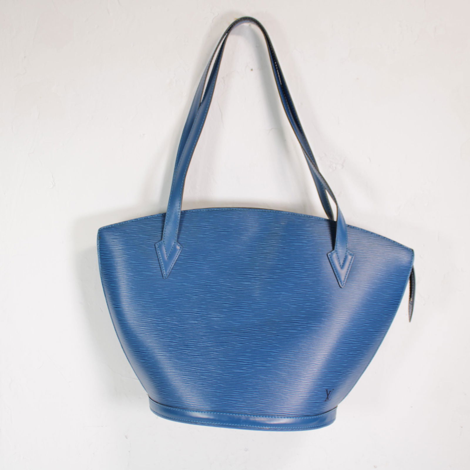Louis Vuitton St-Jacques Shopping GM in Blue Leather: Genuine Pre-Owned Louis Vuitton St-Jacques Shopping GM in Blue Epi in AA condition. Date Code is AS1905. Measurements: 26*30*17cm (Length * Height * Width). This lot includes a certificate of authenti