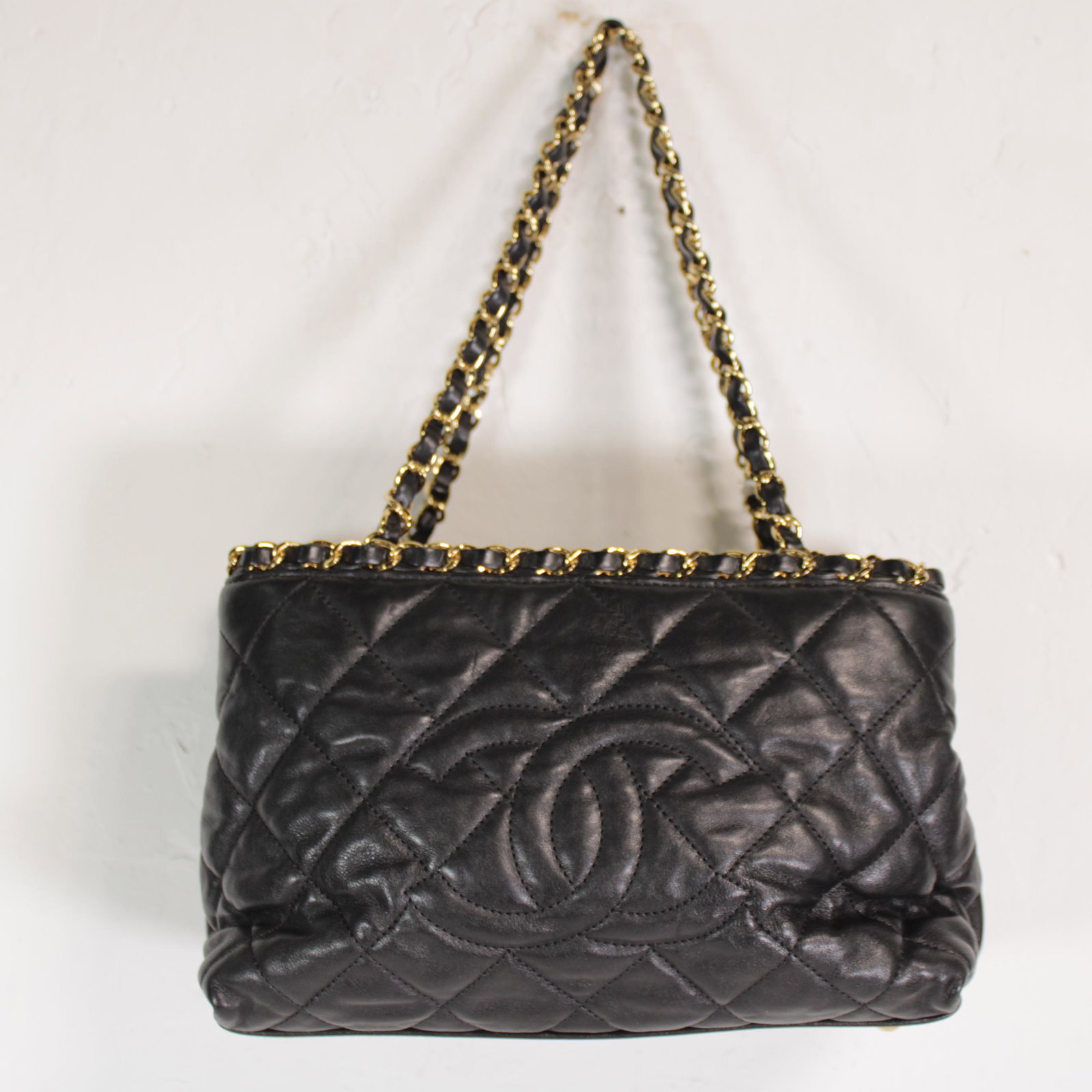 Chanel Chain Logo Shoulder Tote in Quilted Leather: Genuine Pre-Owned Chanel Chain Logo Shoulder Tote in Black Quilted Leather in AA condition. Date Code is 16196032 This lot includes Card, Dustbag. Measurements: 25*17*12cm (Length * Height * Width). T