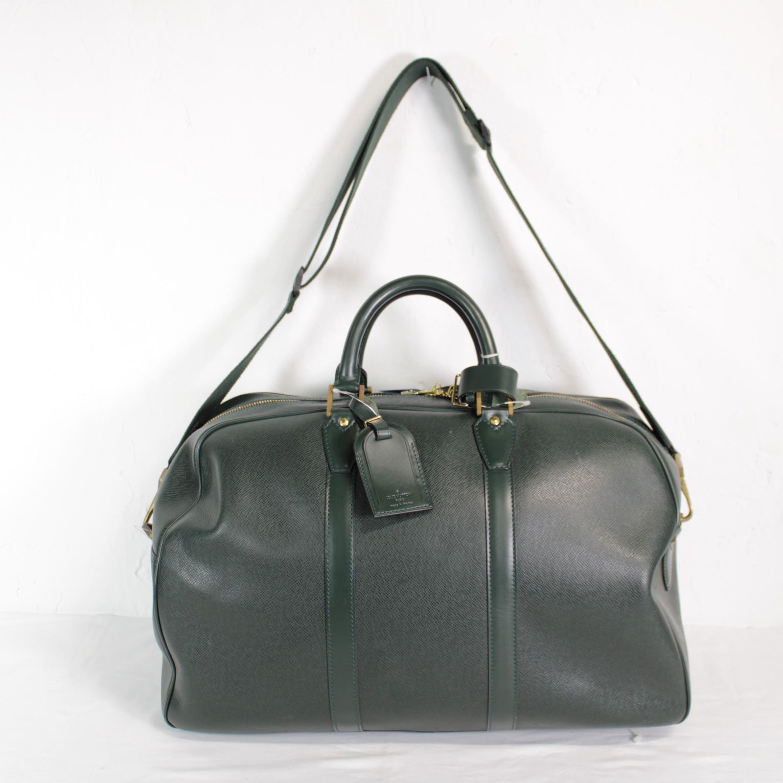 Louis Vuitton Kendall PM in Dark Green Canvas Taiga: Genuine Pre-Owned Louis Vuitton Kendall PM in Dark Green Taiga in A condition. Date Code is SP0959 This lot includes Luggage Tag, Handle Strap, Strap. Measurements: 47*36*22cm (Length * Height * Widt