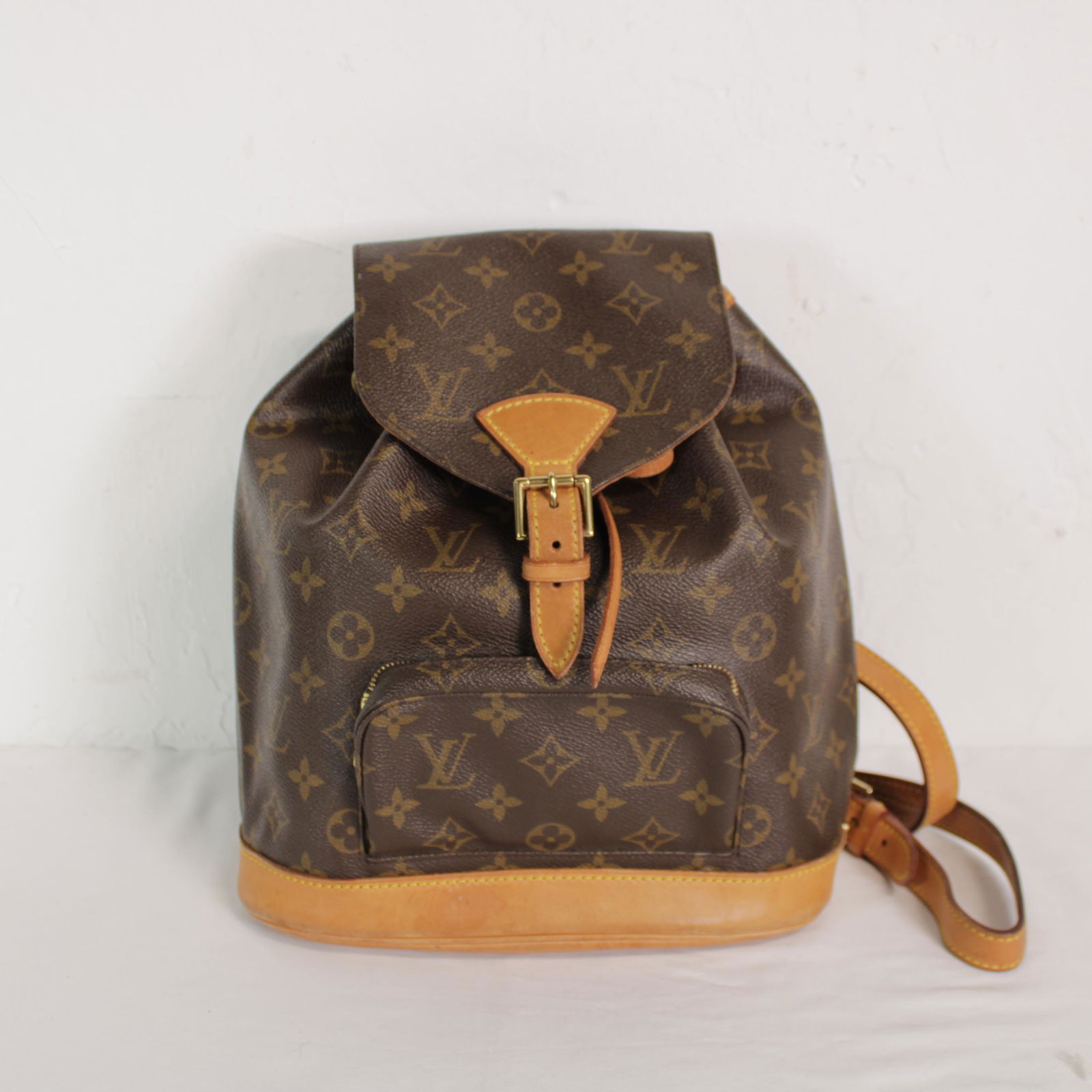 Louis Vuitton Montsouris MM in Monogram Canvas: Genuine Pre-Owned Louis Vuitton Montsouris MM in Brown Monogram Canvas in AB condition. Date Code is SP0031. Measurements: 25*27*10cm (Length * Height * Width). This lot includes a certificate of auth