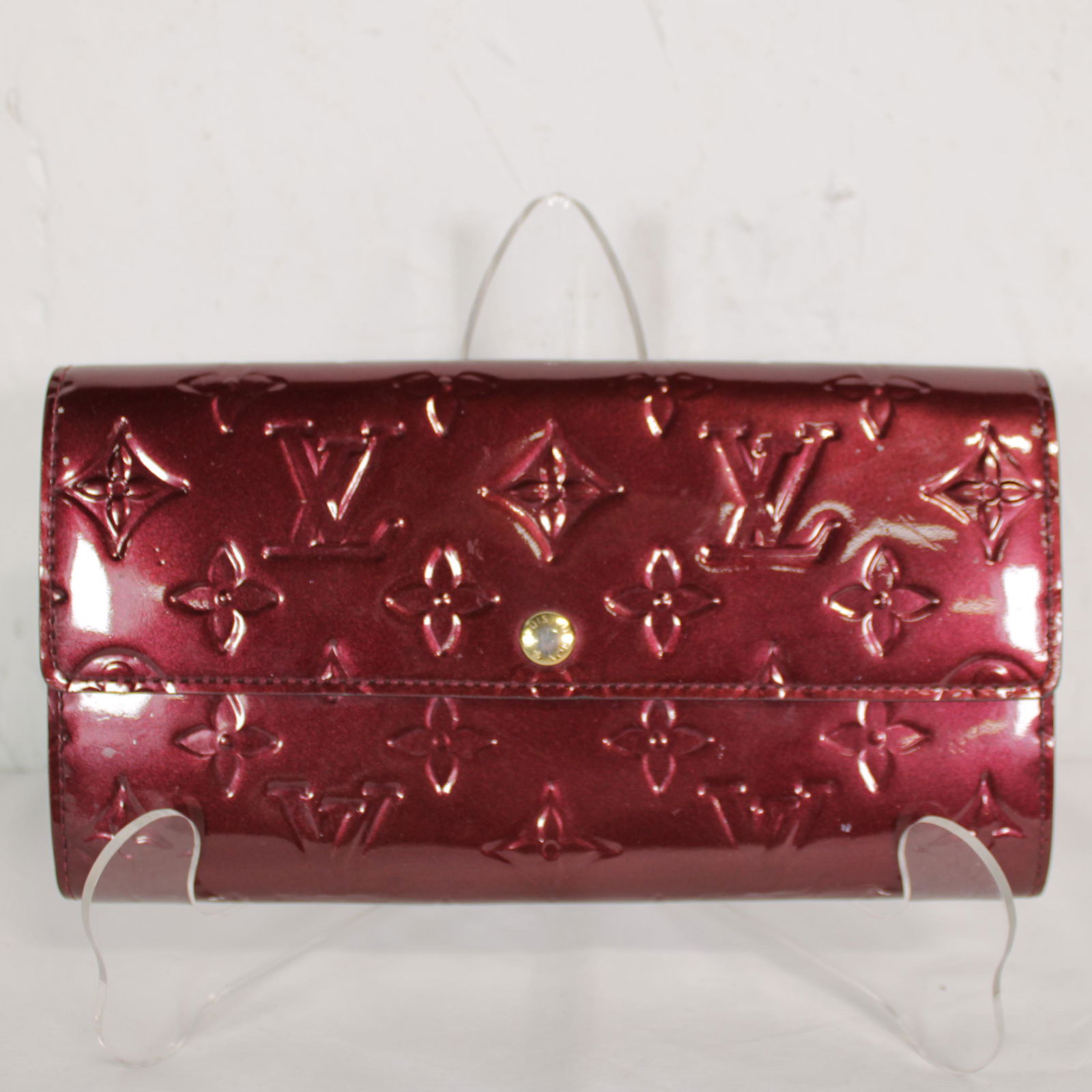 Louis Vuitton Sarah 10 in Monogram Vernis: Genuine Pre-Owned Louis Vuitton Sarah 10 in Rouge Fauviste Monogram Vernis in A condition. Date Code is TS2180. Measurements: 19*10*1,5cm (Length * Height * Width). This lot includes a certificate of