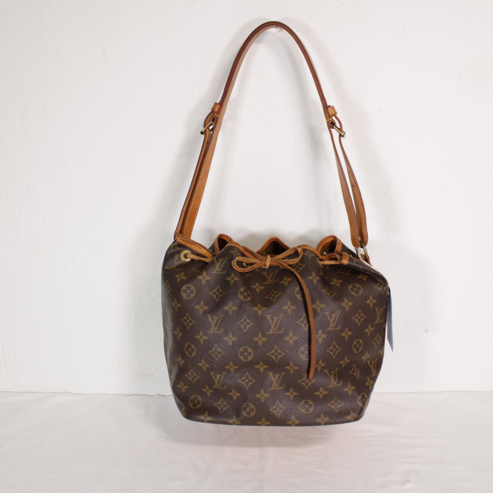 Louis Vuitton Noe PM in Monogram Canvas: Genuine Pre-Owned Louis Vuitton Noe PM in Brown Monogram Canvas in AB condition. Date Code is AR8912. Measurements: 24*26*18cm (Length * Height * Width). This lot includes a certificate of authenticit