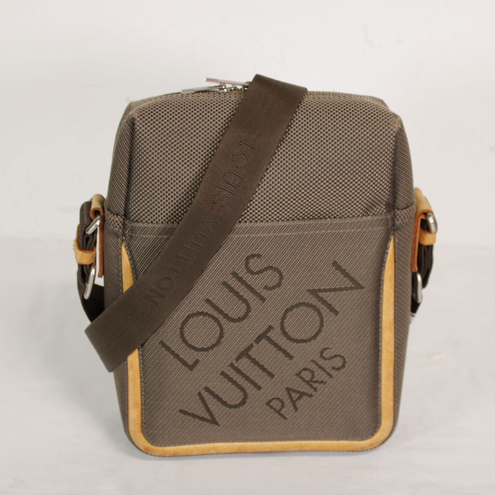 Louis Vuitton Citadin NM in Damier Geant: Genuine Pre-Owned Louis Vuitton Citadin NM in Grey Damier Geant in AB condition. Date Code is SP0026. Measurements: 20*26,5*7cm (Length * Height * Width). This lot includes a certificate of authentici