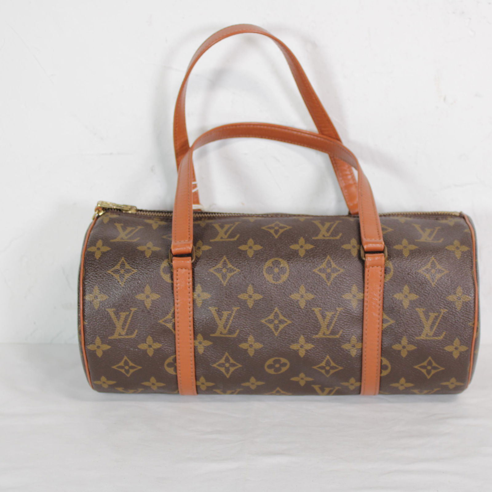 Louis Vuitton Papillon 30 in Monogram Canvas: Genuine Pre-Owned Louis Vuitton Papillon 30 in Brown Monogram Canvas in A condition. Date Code is 883TH. Measurements: 30*15*15cm (Length * Height * Width). This lot includes a certificate of authenti