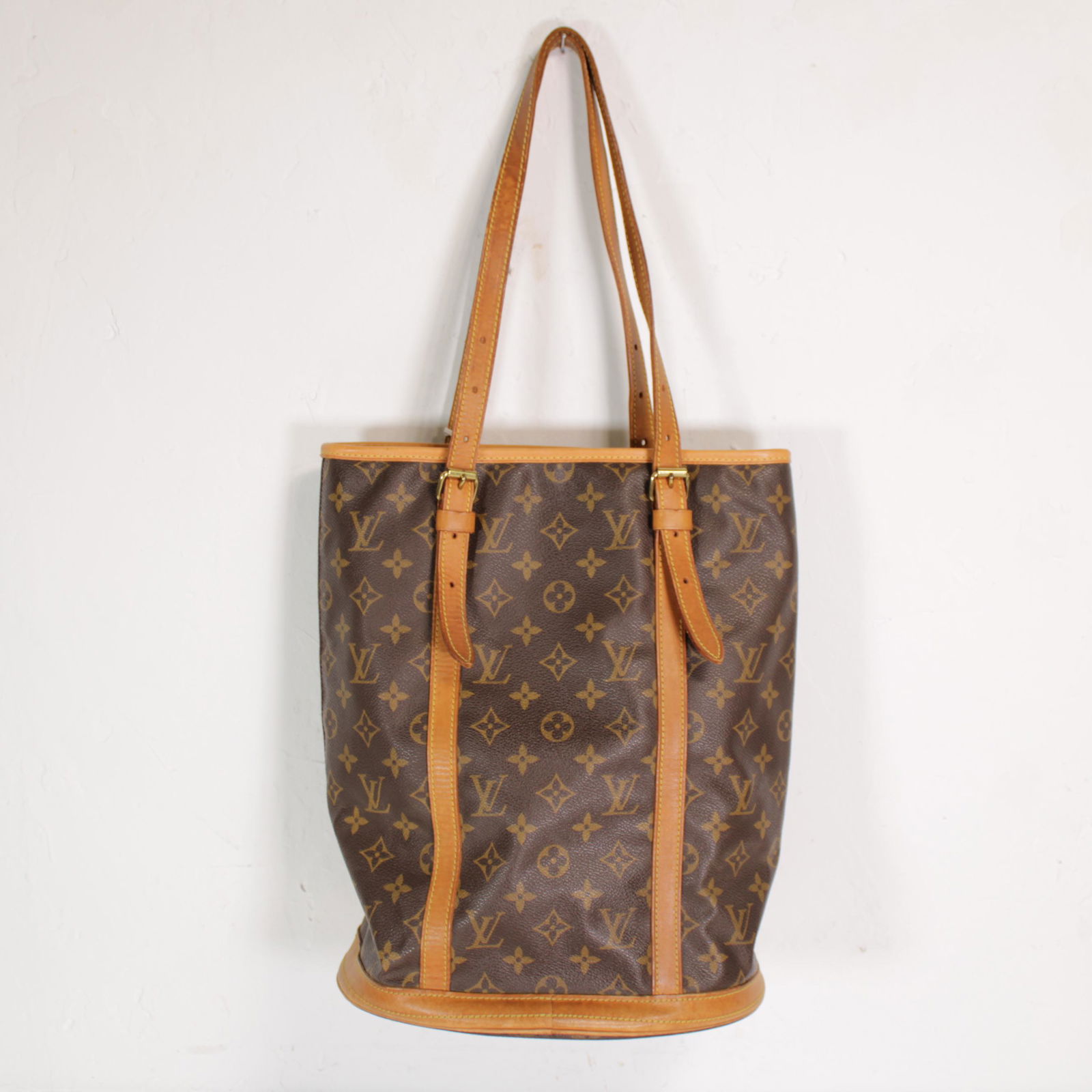 Louis Vuitton Bucket GM in Monogram Canvas: Genuine Pre-Owned Louis Vuitton Bucket GM in Brown Monogram Canvas in AB condition. Date Code is DK4105 This lot includes Pouch. Measurements: 27*36*20cm (Length * Height * Width). This lot includes